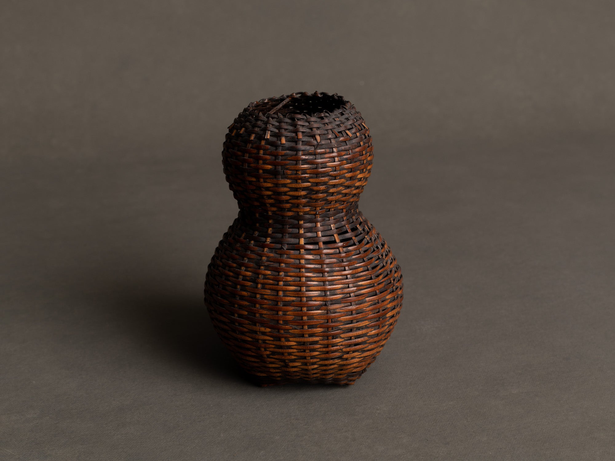 Kakehanakago, panier à suspendre de Hohan Iwao pour la cérémonie du thé, Japon (1992)..Kakehanakago, Hohan Iwao hanging basket for tea ceremony, Japan (1992)