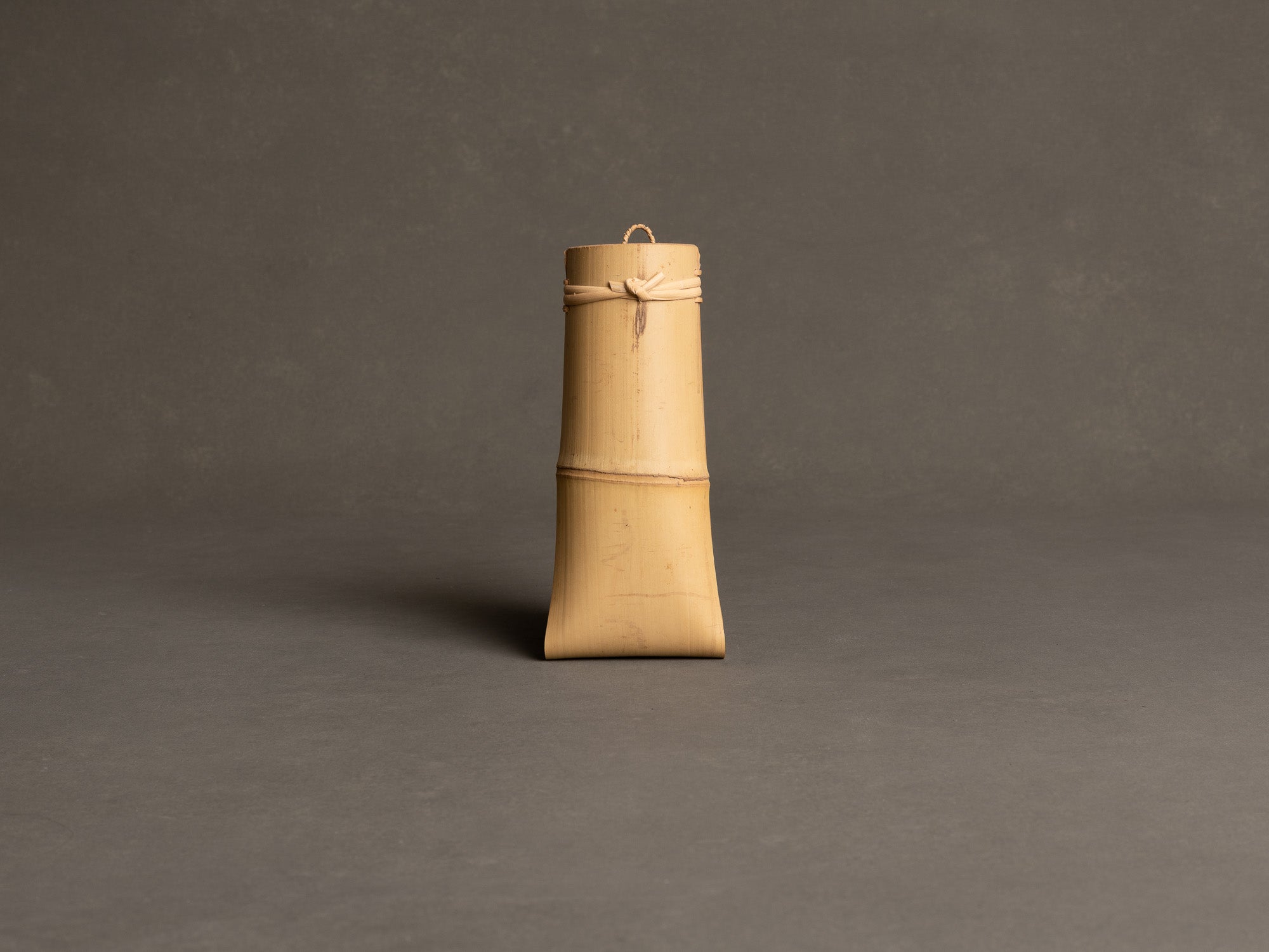 Kakehanakago, vase en bambou à suspendre, Japon (Ère Shōwa)..Kakehanakago, hanging bamboo vase, Japan (Shōwa Era)