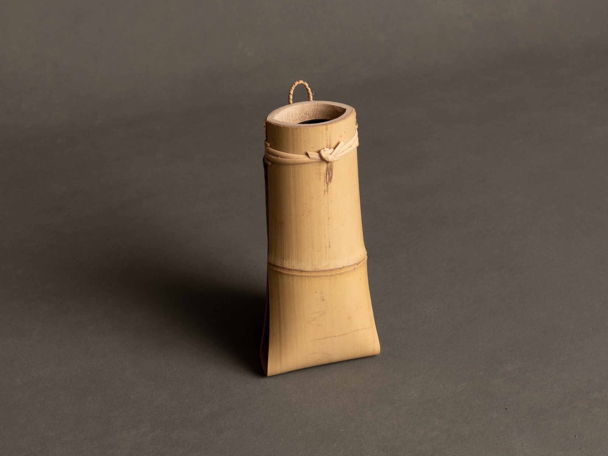 Kakehanakago, vase en bambou à suspendre, Japon (Ère Shōwa)..Kakehanakago, hanging bamboo vase, Japan (Shōwa Era)