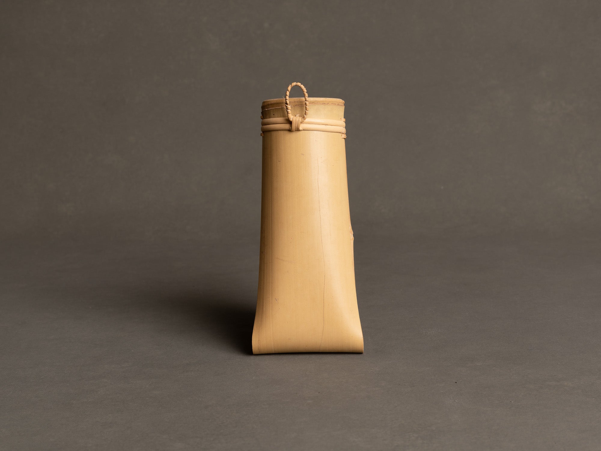 Kakehanakago, vase en bambou à suspendre, Japon (Ère Shōwa)..Kakehanakago, hanging bamboo vase, Japan (Shōwa Era)
