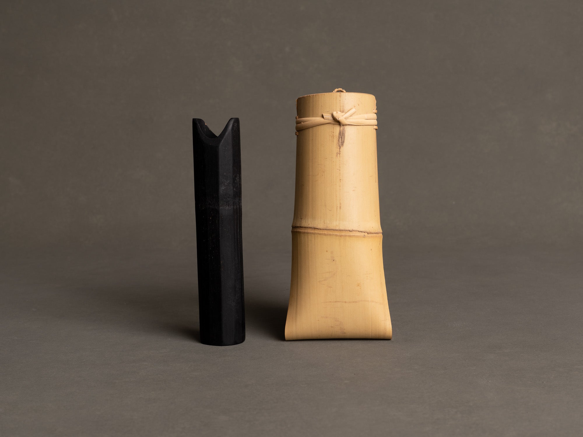 Kakehanakago, vase en bambou à suspendre, Japon (Ère Shōwa)..Kakehanakago, hanging bamboo vase, Japan (Shōwa Era)