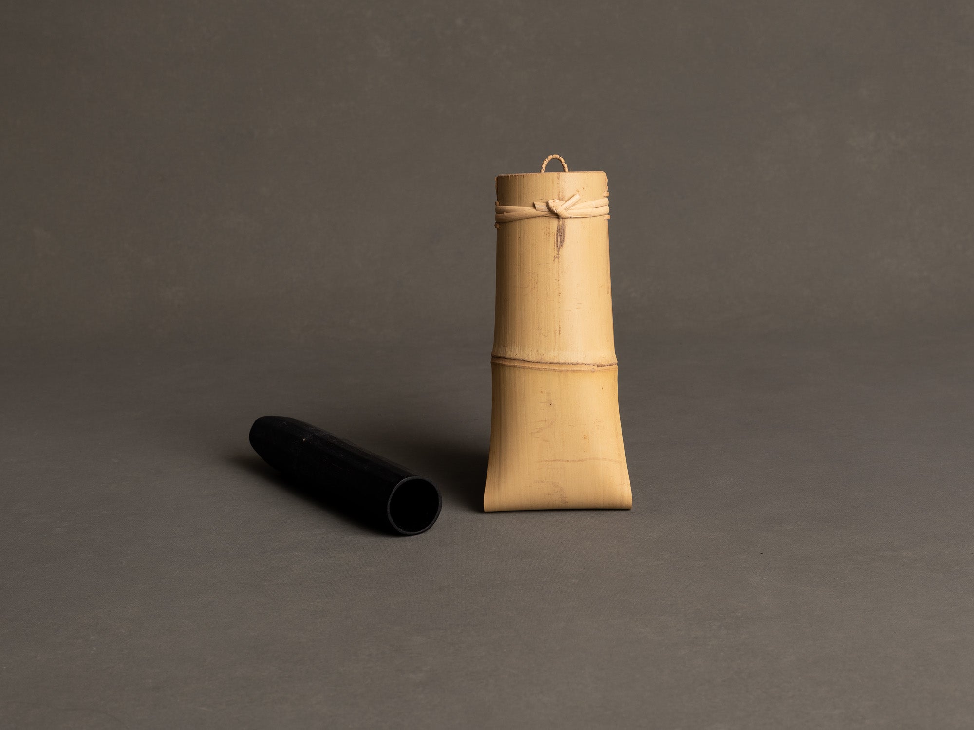 Kakehanakago, vase en bambou à suspendre, Japon (Ère Shōwa)..Kakehanakago, hanging bamboo vase, Japan (Shōwa Era)