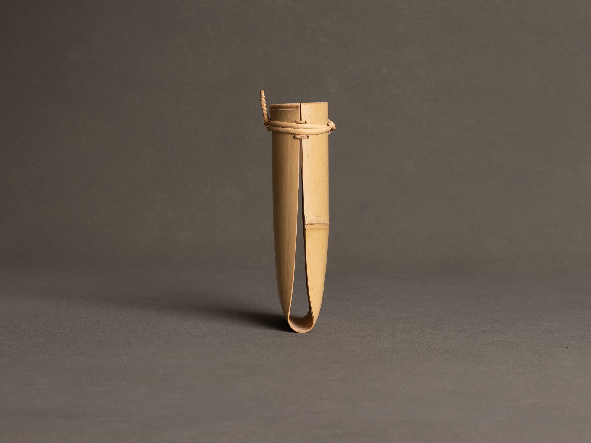 Kakehanakago, vase en bambou à suspendre, Japon (Ère Shōwa)..Kakehanakago, hanging bamboo vase, Japan (Shōwa Era)