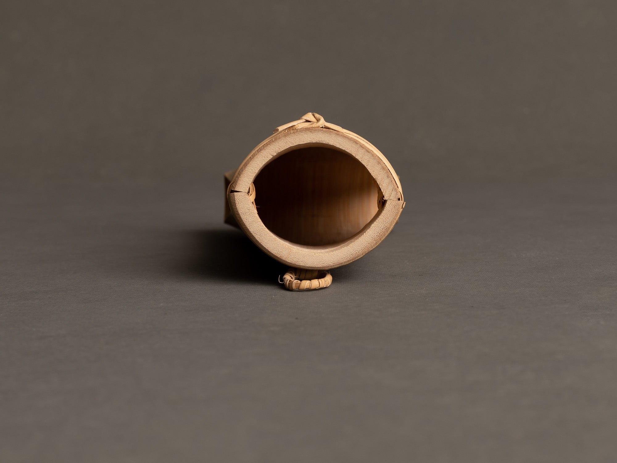 Kakehanakago, vase en bambou à suspendre, Japon (Ère Shōwa)..Kakehanakago, hanging bamboo vase, Japan (Shōwa Era)