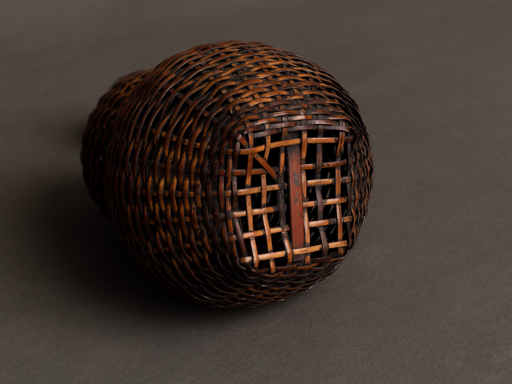 Kakehanakago, panier à suspendre de Hohan Iwao pour la cérémonie du thé, Japon (1992)..Kakehanakago, Hohan Iwao hanging basket for tea ceremony, Japan (1992)