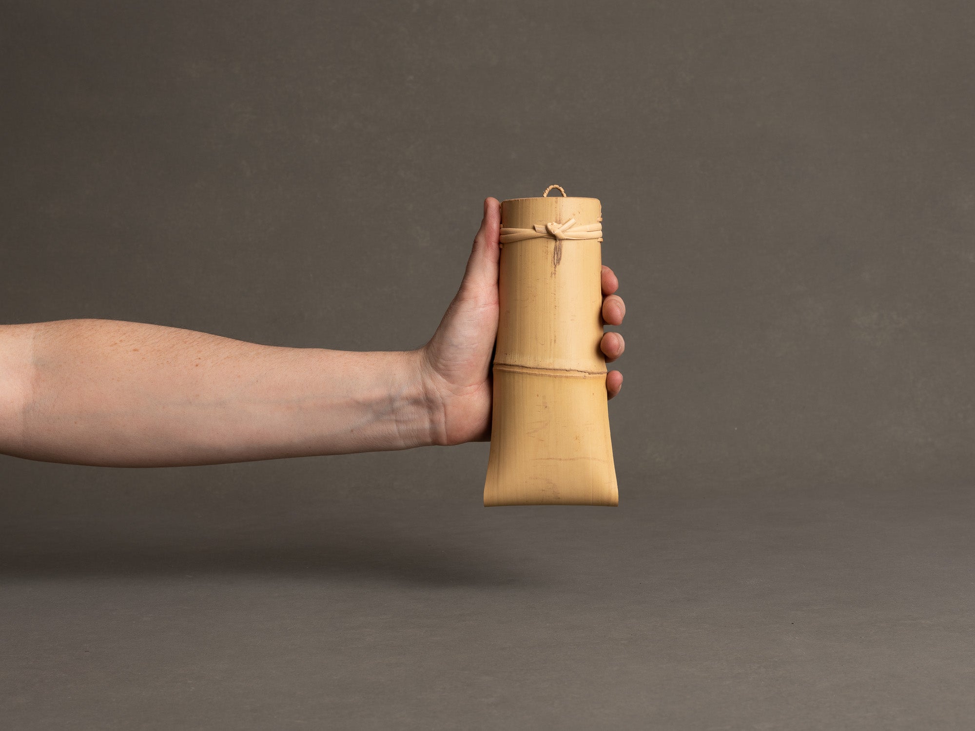 Kakehanakago, vase en bambou à suspendre, Japon (Ère Shōwa)..Kakehanakago, hanging bamboo vase, Japan (Shōwa Era)