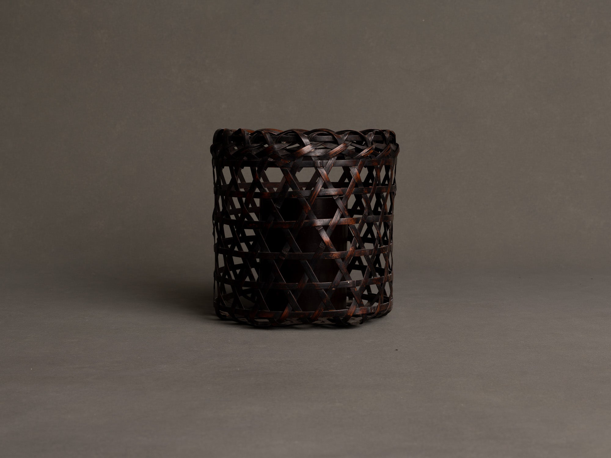 Hanakago, Panier / corbeille cylindrique pour l'ikebana, Japon (Début de l'ère Shōwa)..Hanakago, Ikebana cylindrical bamboo basket, Japan (Early Shōwa era)