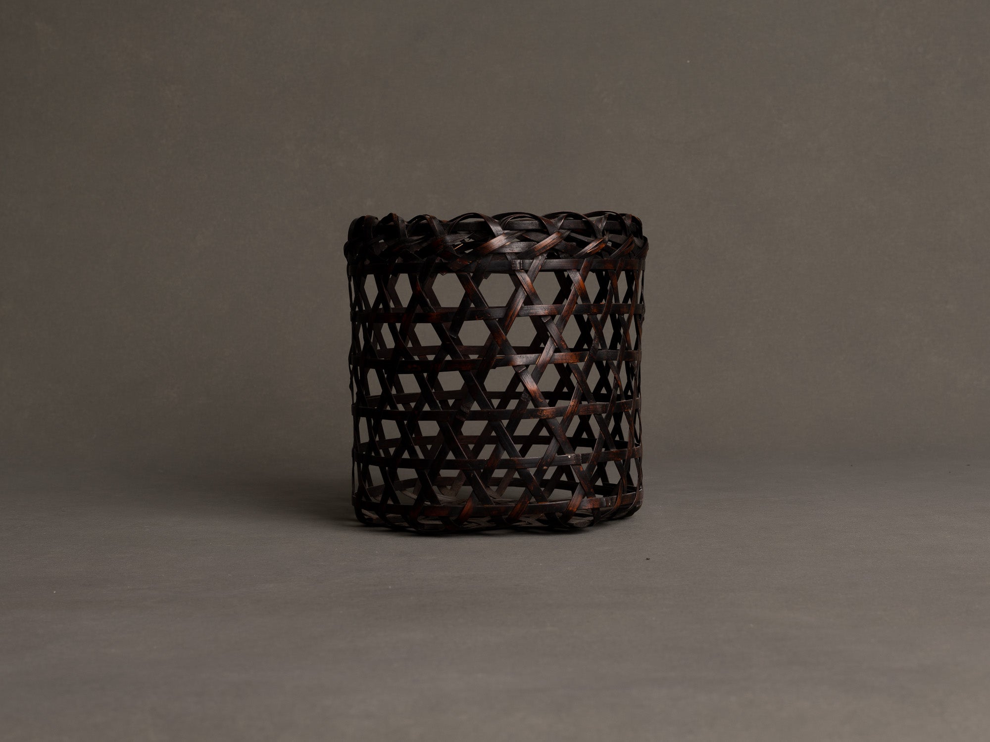 Hanakago, Panier / corbeille cylindrique pour l'ikebana, Japon (Début de l'ère Shōwa)..Hanakago, Ikebana cylindrical bamboo basket, Japan (Early Shōwa era)