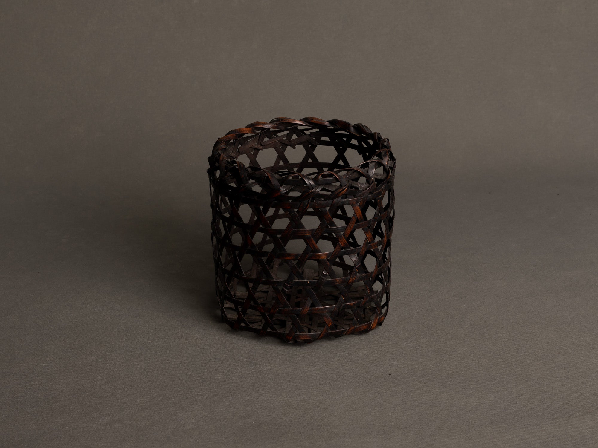 Hanakago, Panier / corbeille cylindrique pour l'ikebana, Japon (Début de l'ère Shōwa)..Hanakago, Ikebana cylindrical bamboo basket, Japan (Early Shōwa era)
