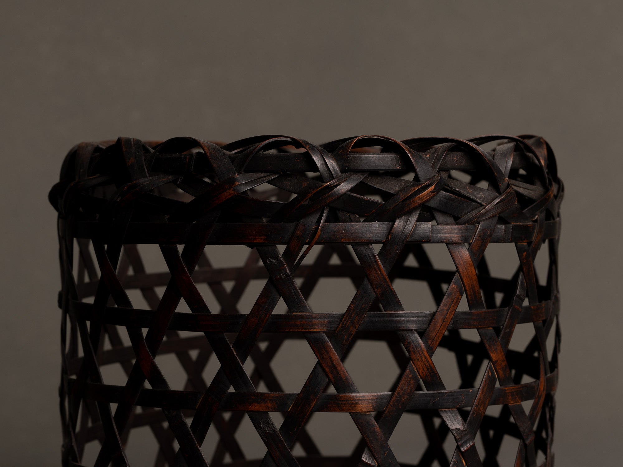 Hanakago, Panier / corbeille cylindrique pour l'ikebana, Japon (Début de l'ère Shōwa)..Hanakago, Ikebana cylindrical bamboo basket, Japan (Early Shōwa era)