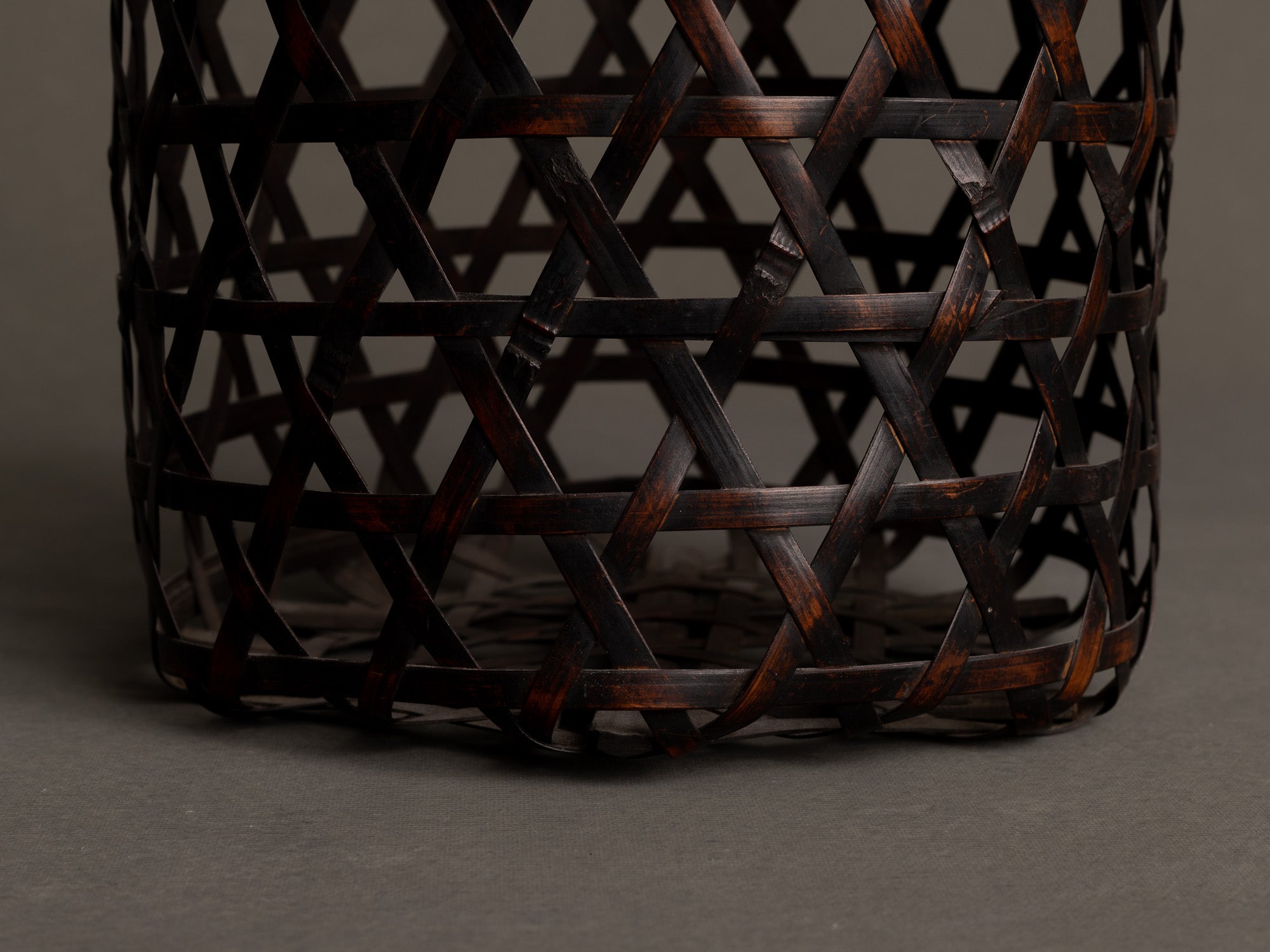Hanakago, Panier / corbeille cylindrique pour l'ikebana, Japon (Début de l'ère Shōwa)..Hanakago, Ikebana cylindrical bamboo basket, Japan (Early Shōwa era)