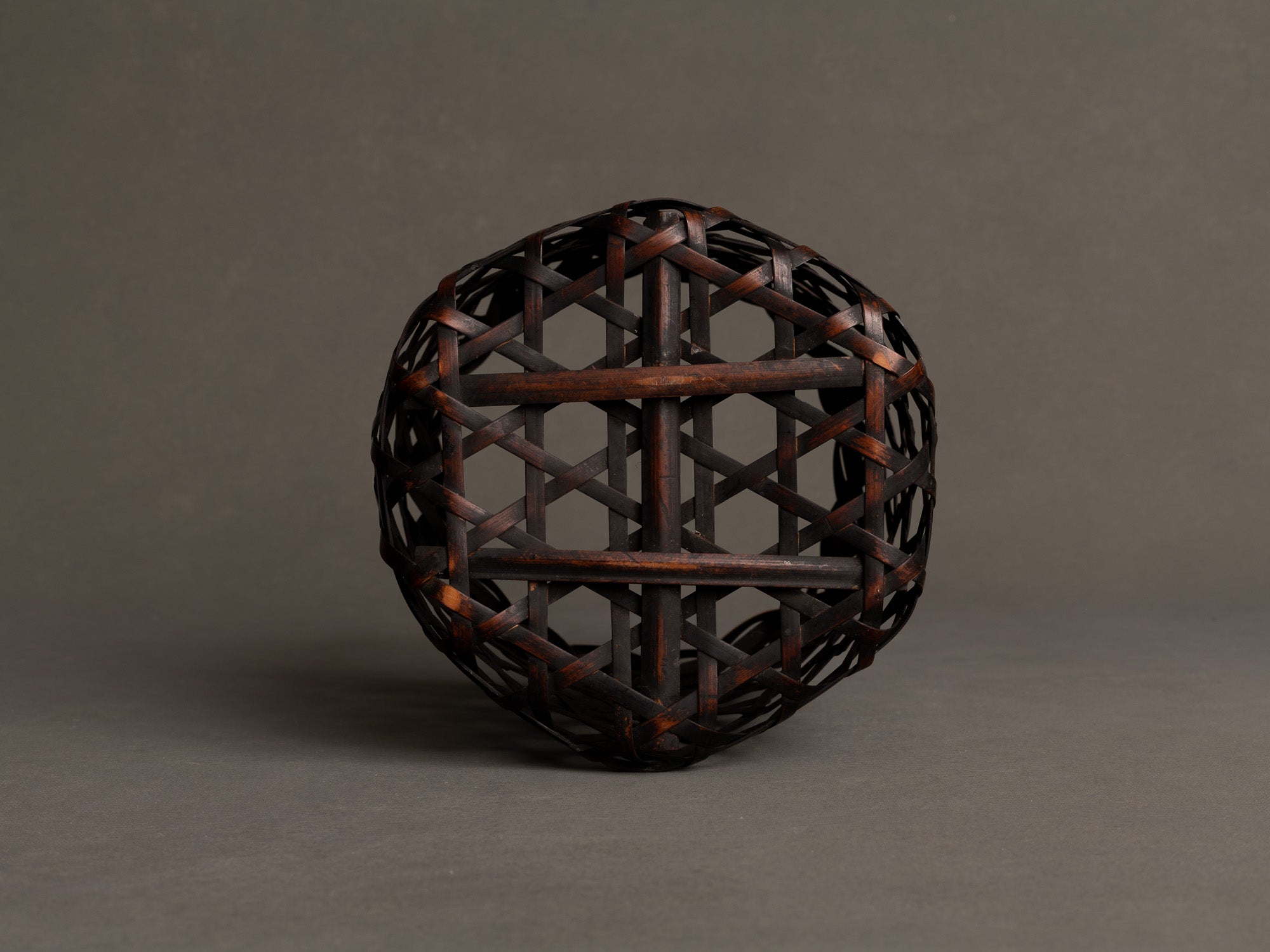 Hanakago, Panier / corbeille cylindrique pour l'ikebana, Japon (Début de l'ère Shōwa)..Hanakago, Ikebana cylindrical bamboo basket, Japan (Early Shōwa era)