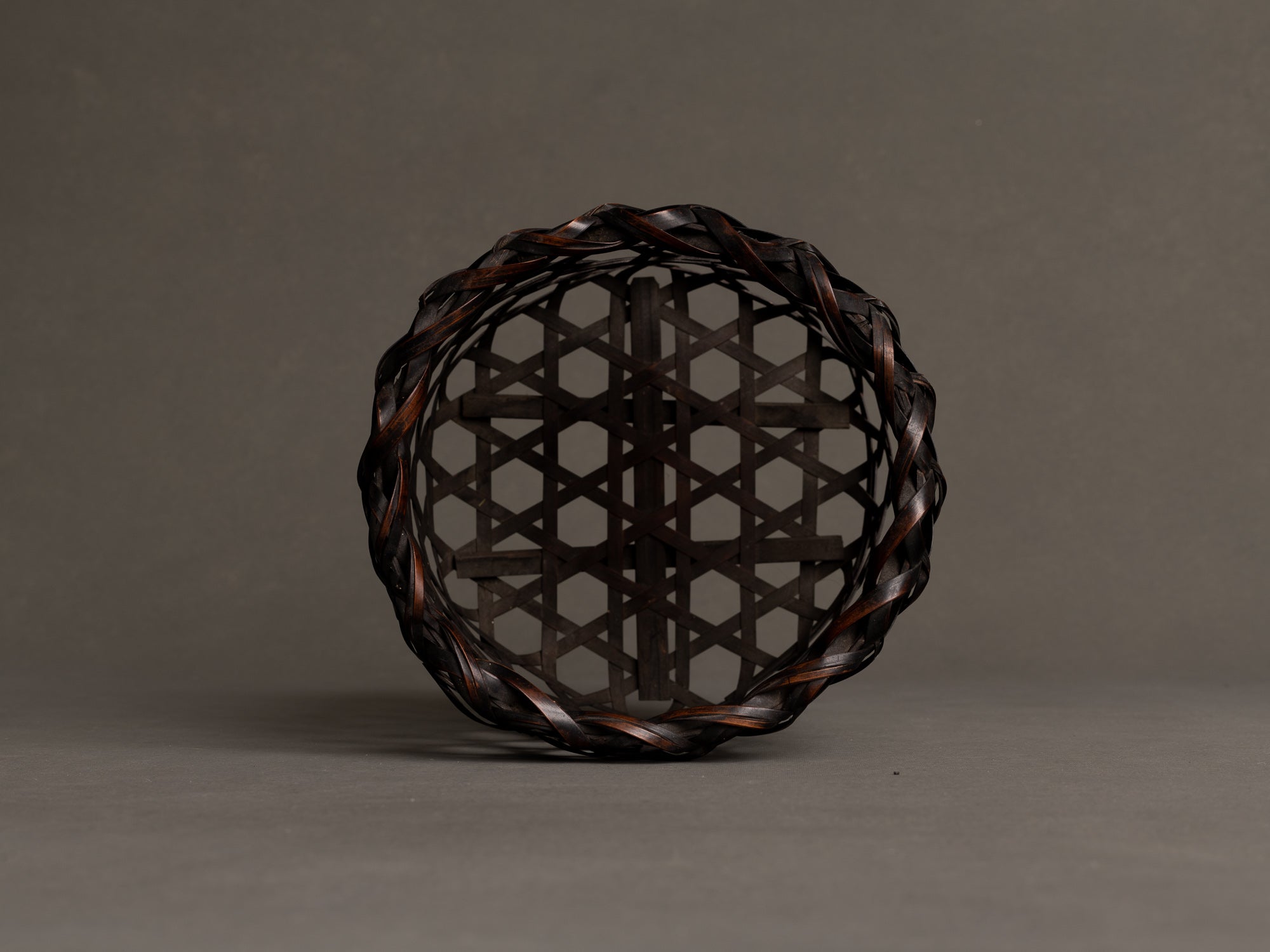 Hanakago, Panier / corbeille cylindrique pour l'ikebana, Japon (Début de l'ère Shōwa)..Hanakago, Ikebana cylindrical bamboo basket, Japan (Early Shōwa era)
