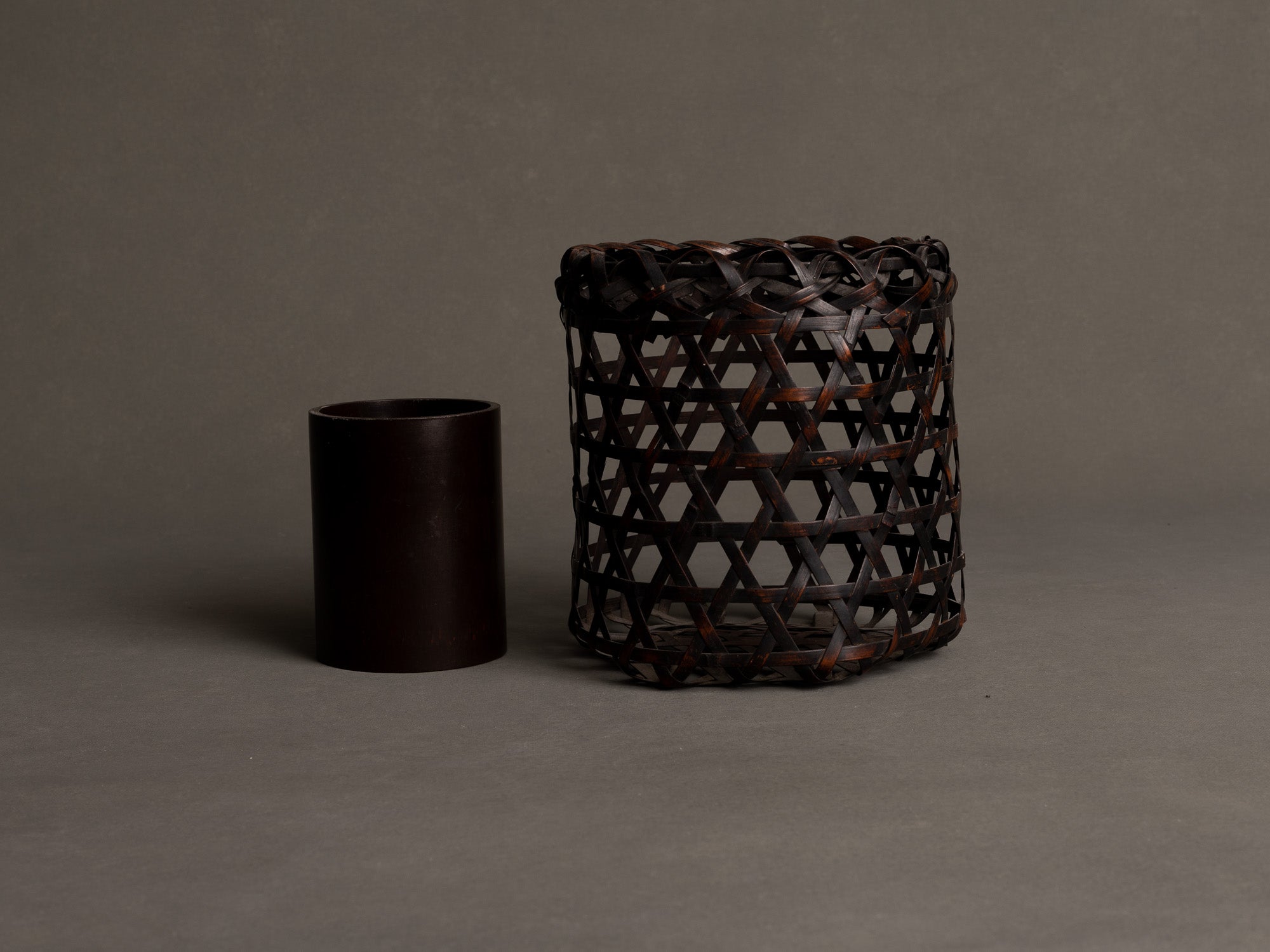 Hanakago, Panier / corbeille cylindrique pour l'ikebana, Japon (Début de l'ère Shōwa)..Hanakago, Ikebana cylindrical bamboo basket, Japan (Early Shōwa era)