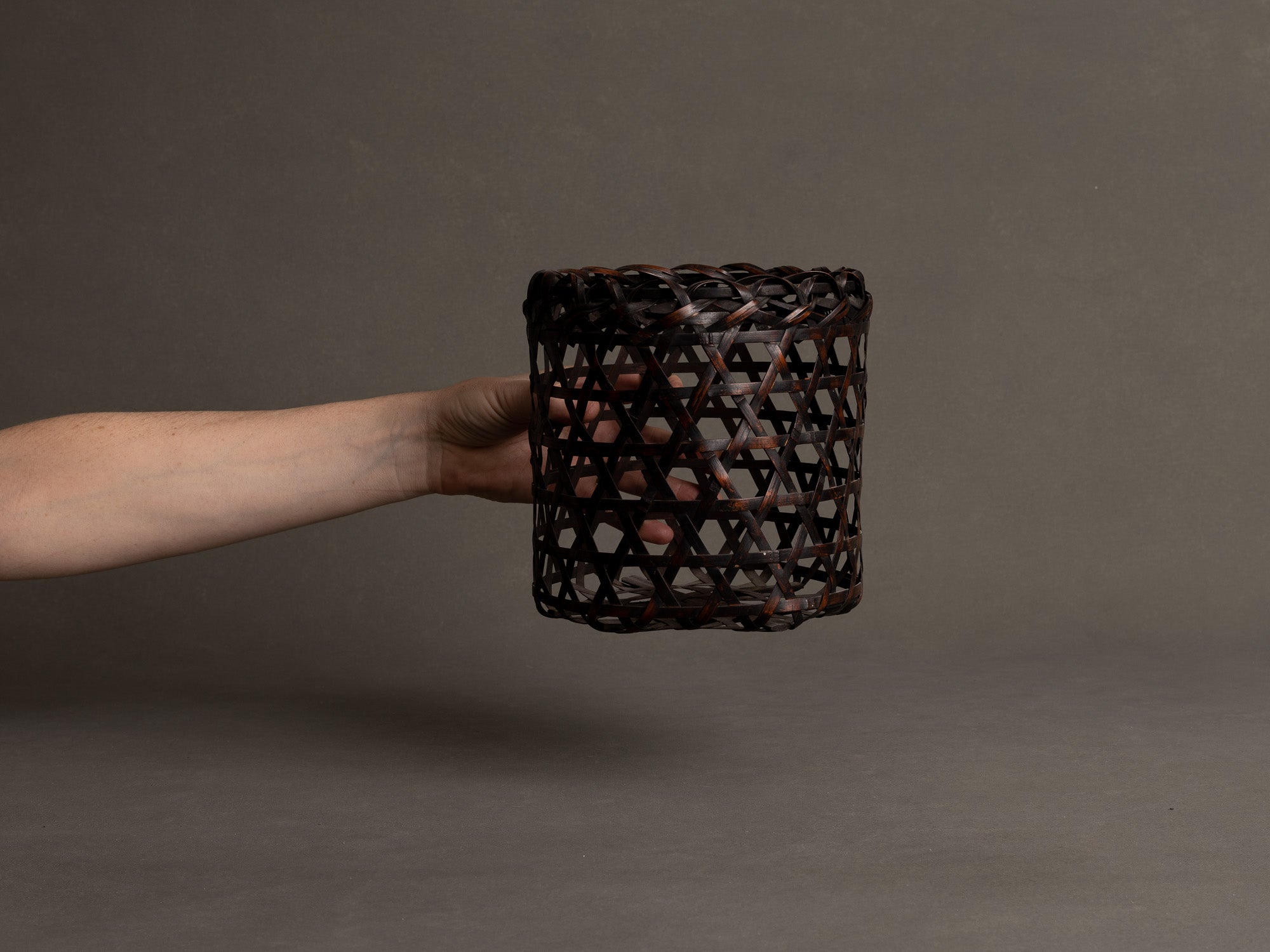 Hanakago, Panier / corbeille cylindrique pour l'ikebana, Japon (Début de l'ère Shōwa)..Hanakago, Ikebana cylindrical bamboo basket, Japan (Early Shōwa era)