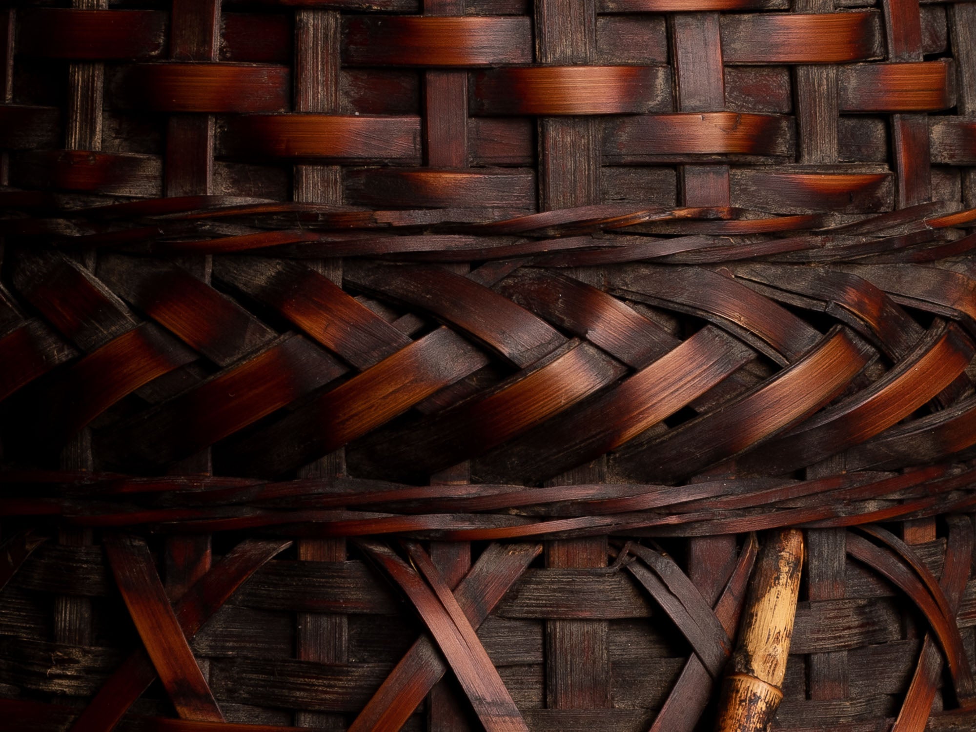 Rare hanakago, haut panier à anse pour l'ikebana, Japon (Ère Taishō / début ère Shōwa)..Huge Hanakago Ikebana bamboo basket with natural bamboo handle, Japan (Taishō era / early Shōwa era)