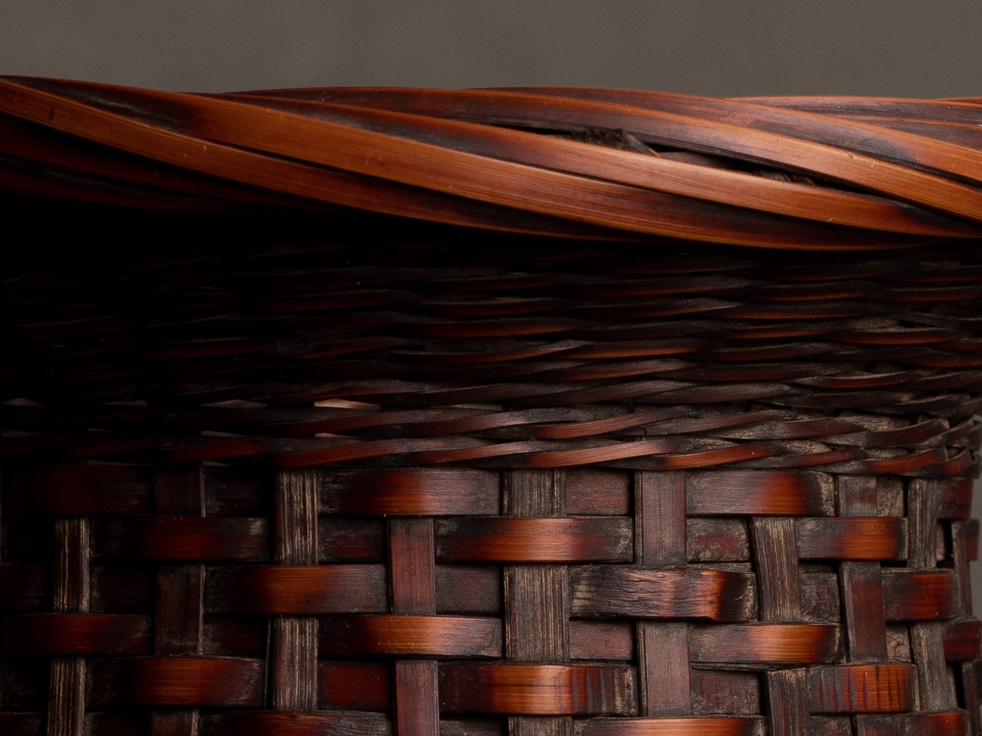 Rare hanakago, haut panier à anse pour l'ikebana, Japon (Ère Taishō / début ère Shōwa)..Huge Hanakago Ikebana bamboo basket with natural bamboo handle, Japan (Taishō era / early Shōwa era)