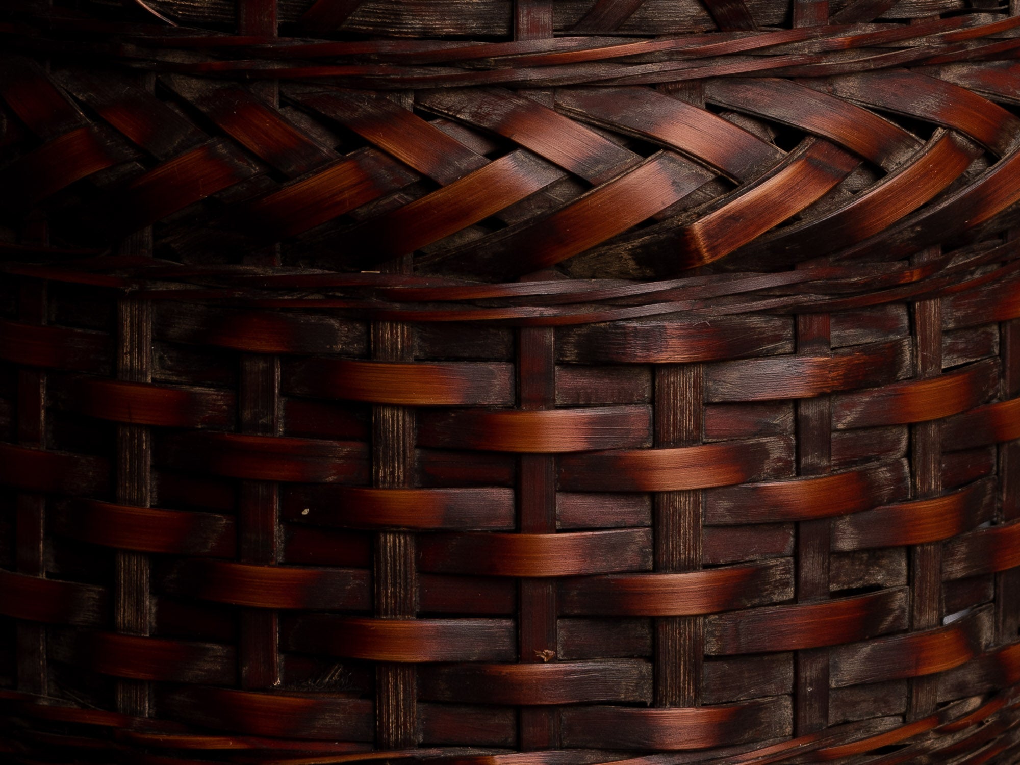 Rare hanakago, haut panier à anse pour l'ikebana, Japon (Ère Taishō / début ère Shōwa)..Huge Hanakago Ikebana bamboo basket with natural bamboo handle, Japan (Taishō era / early Shōwa era)