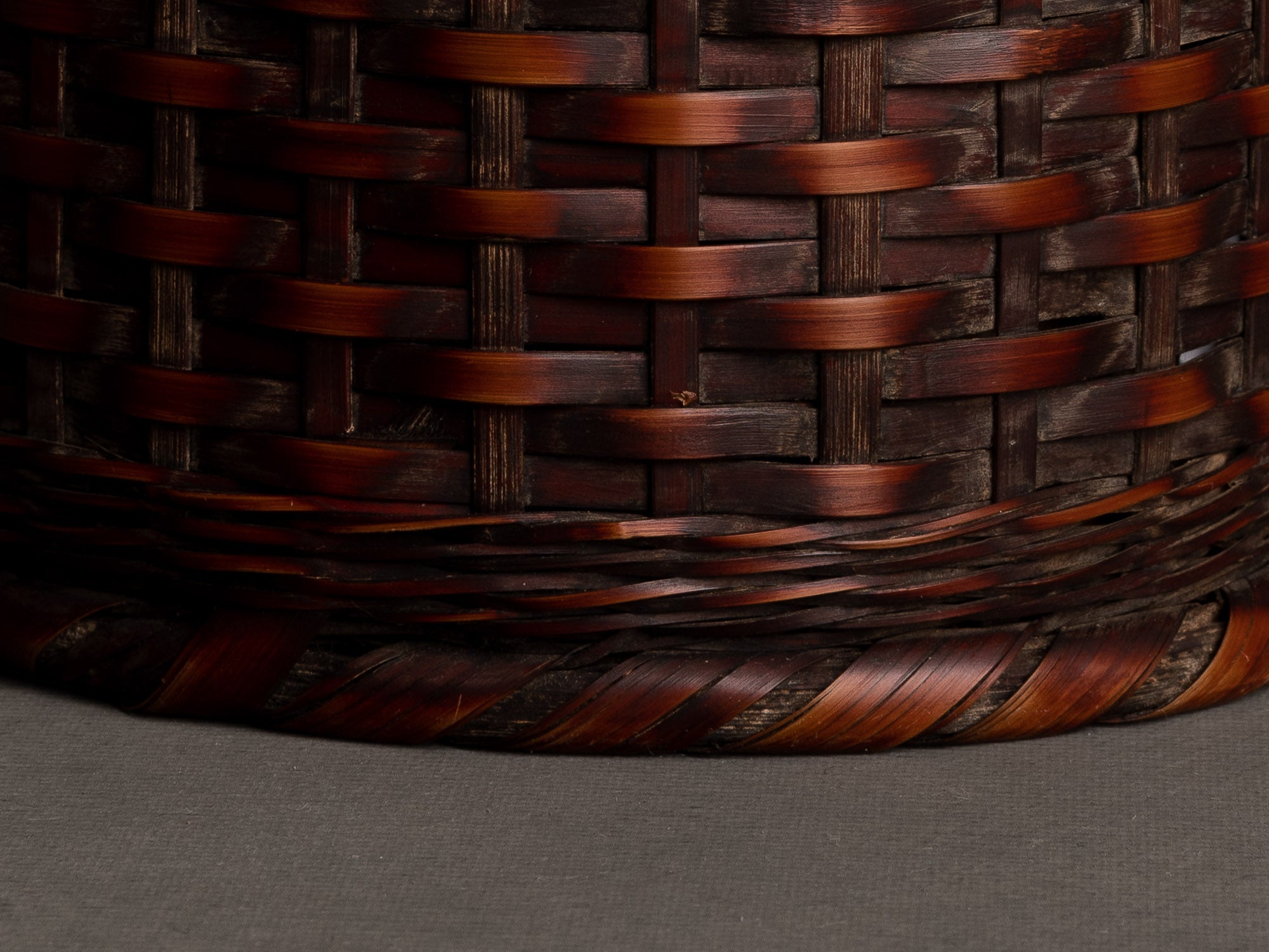 Rare hanakago, haut panier à anse pour l'ikebana, Japon (Ère Taishō / début ère Shōwa)..Huge Hanakago Ikebana bamboo basket with natural bamboo handle, Japan (Taishō era / early Shōwa era)