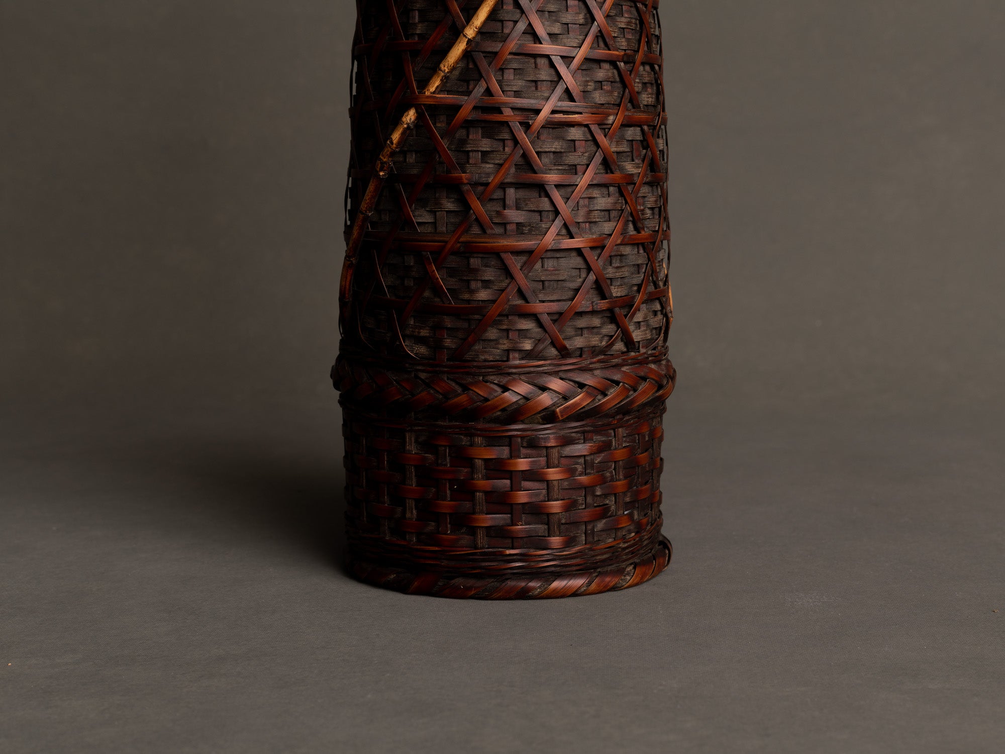 Rare hanakago, haut panier à anse pour l'ikebana, Japon (Ère Taishō / début ère Shōwa)..Huge Hanakago Ikebana bamboo basket with natural bamboo handle, Japan (Taishō era / early Shōwa era)