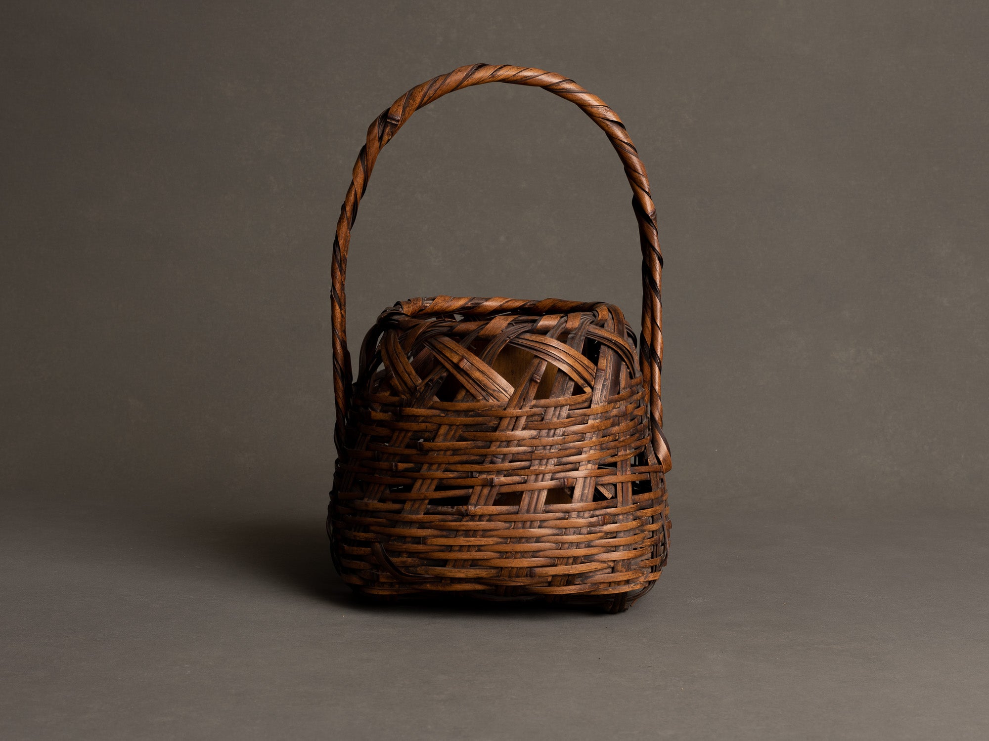 Hanakago, panier en bambou madake pour l'ikebana, Japon (Ère Taishō / début Shōwa)..Huge signed Hanakago Ikebana madake bamboo basket, Japan (Taishō era / early Shōwa era)