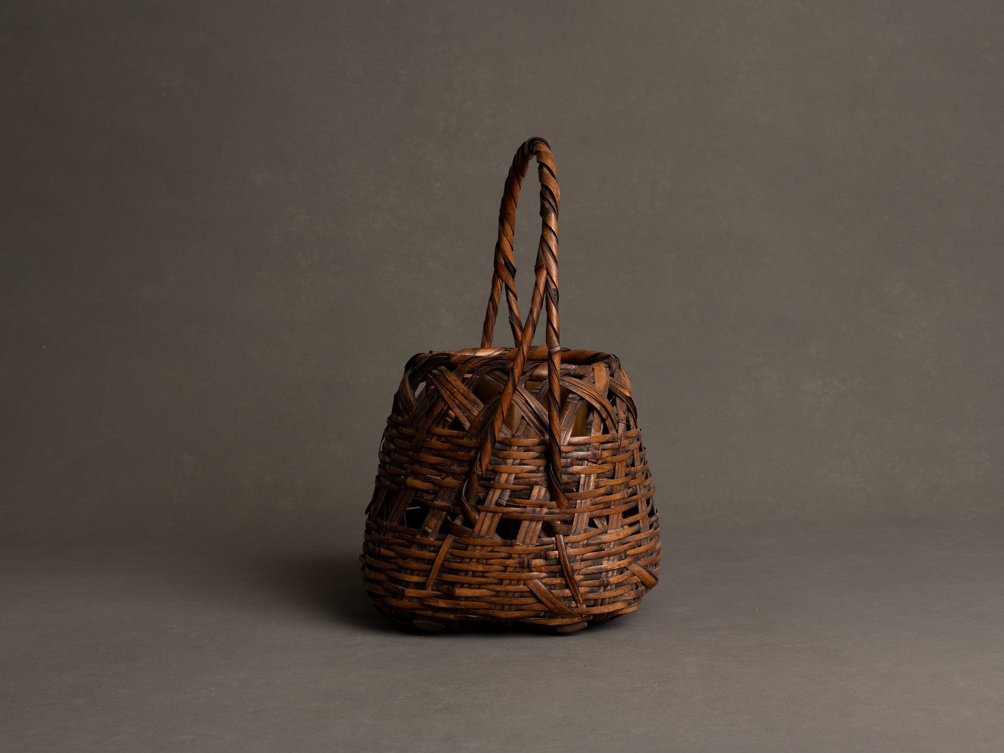 Hanakago, panier en bambou madake pour l'ikebana, Japon (Ère Taishō / début Shōwa)..Huge signed Hanakago Ikebana madake bamboo basket, Japan (Taishō era / early Shōwa era)