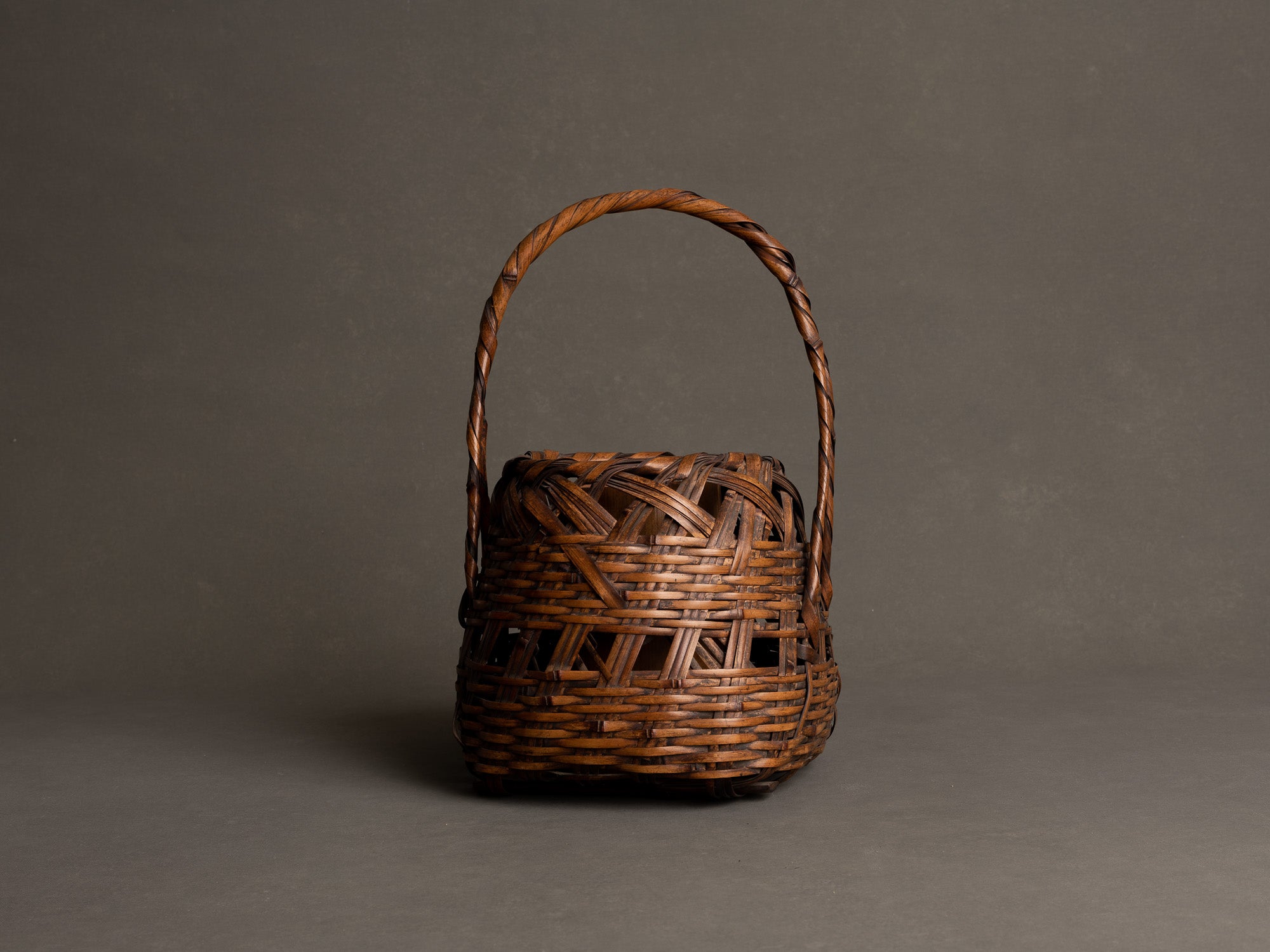 Hanakago, panier en bambou madake pour l'ikebana, Japon (Ère Taishō / début Shōwa)..Huge signed Hanakago Ikebana madake bamboo basket, Japan (Taishō era / early Shōwa era)