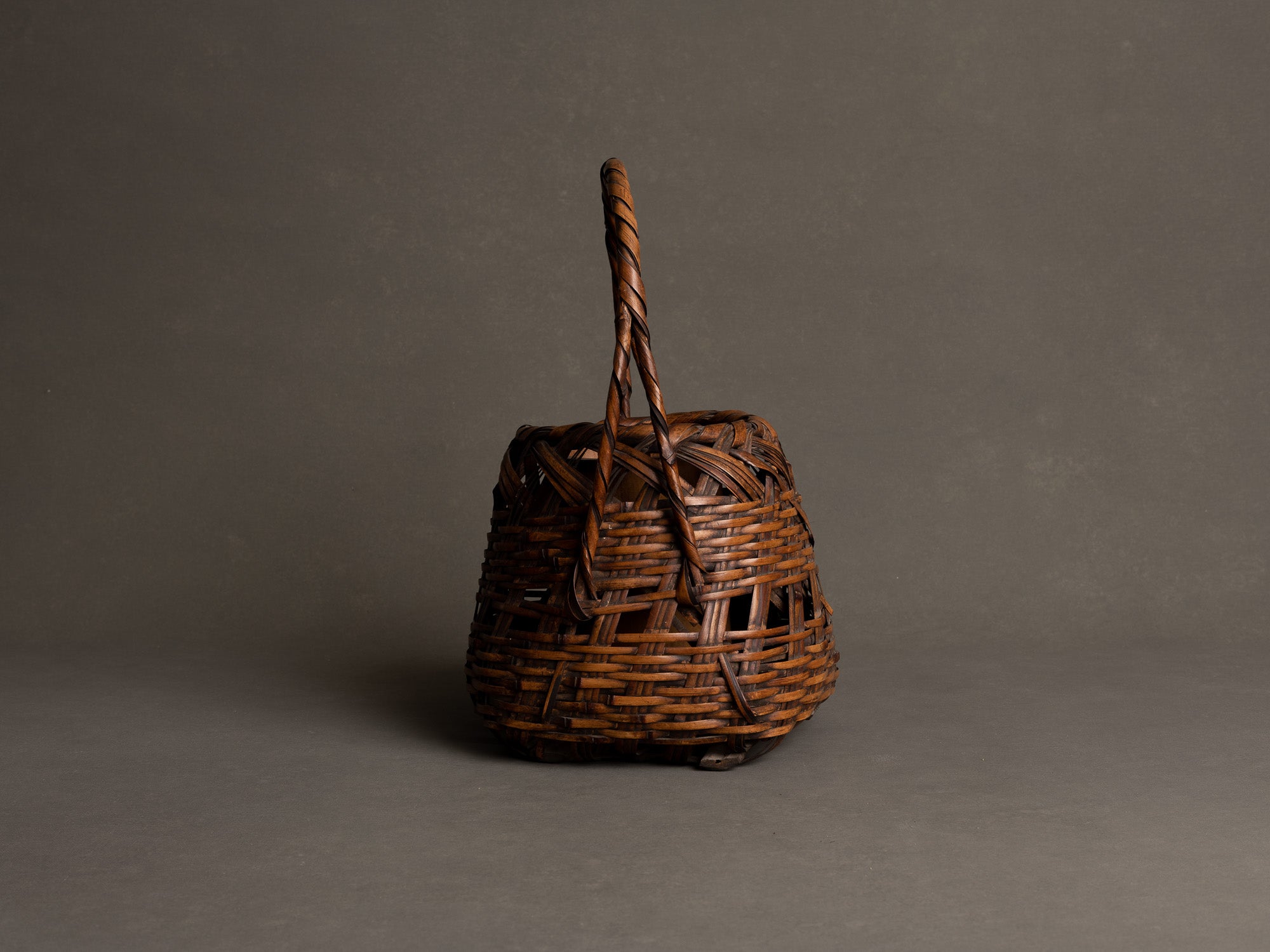 Hanakago, panier en bambou madake pour l'ikebana, Japon (Ère Taishō / début Shōwa)..Huge signed Hanakago Ikebana madake bamboo basket, Japan (Taishō era / early Shōwa era)