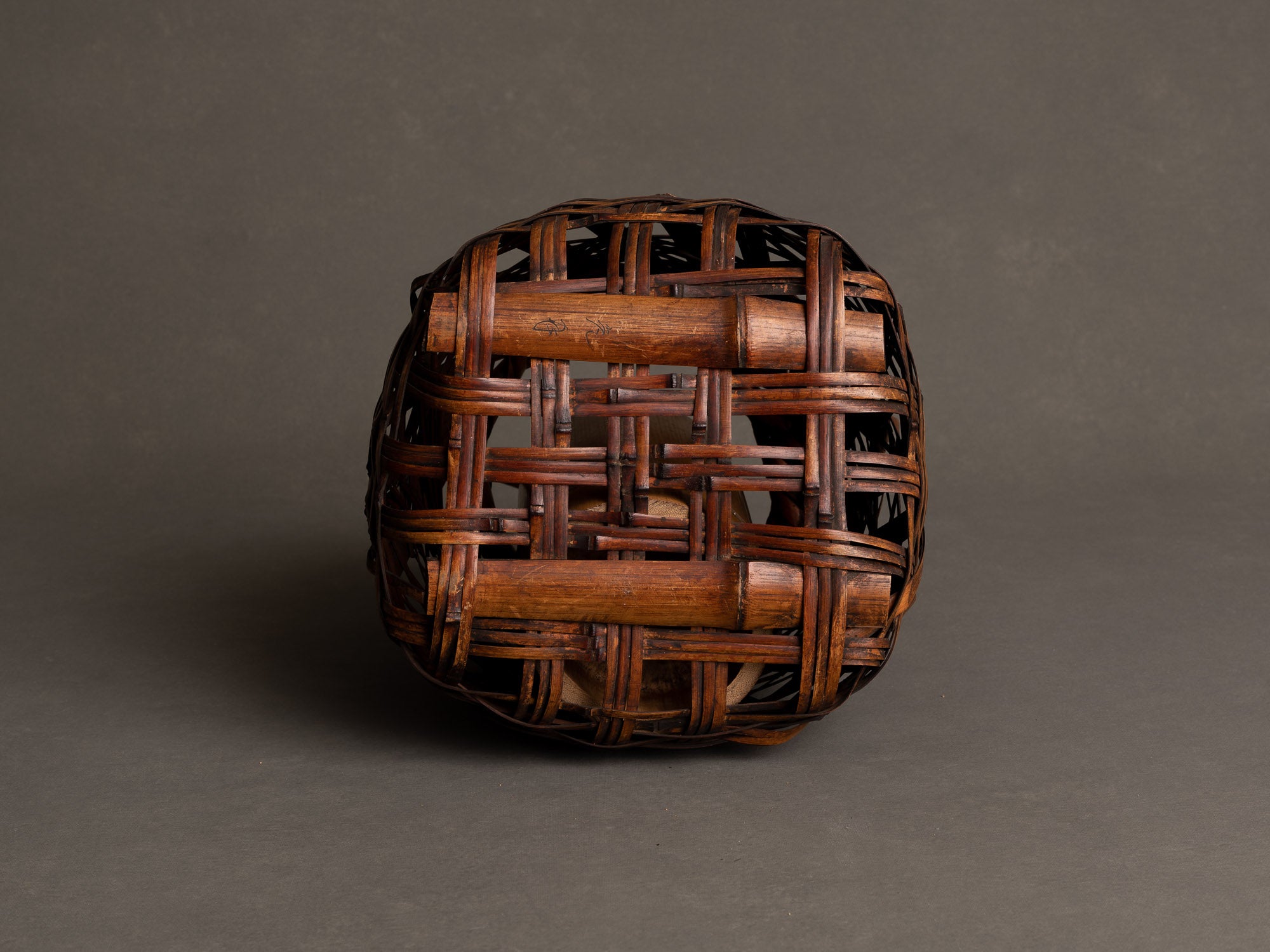 Hanakago, panier en bambou madake pour l'ikebana, Japon (Ère Taishō / début Shōwa)..Huge signed Hanakago Ikebana madake bamboo basket, Japan (Taishō era / early Shōwa era)
