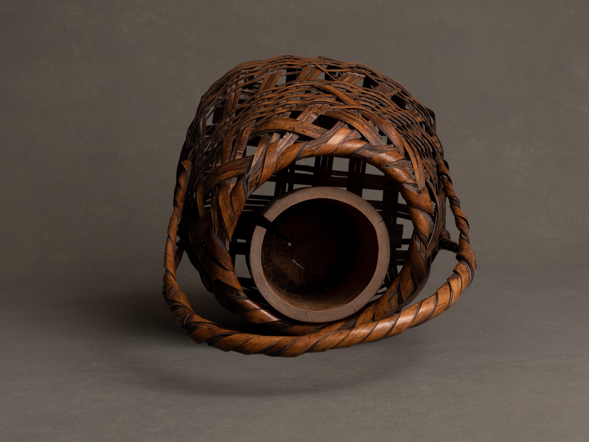 Hanakago, panier en bambou madake pour l'ikebana, Japon (Ère Taishō / début Shōwa)..Huge signed Hanakago Ikebana madake bamboo basket, Japan (Taishō era / early Shōwa era)
