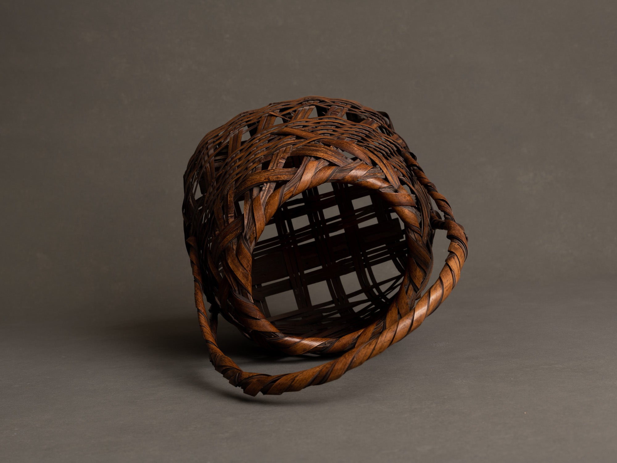 Hanakago, panier en bambou madake pour l'ikebana, Japon (Ère Taishō / début Shōwa)..Huge signed Hanakago Ikebana madake bamboo basket, Japan (Taishō era / early Shōwa era)