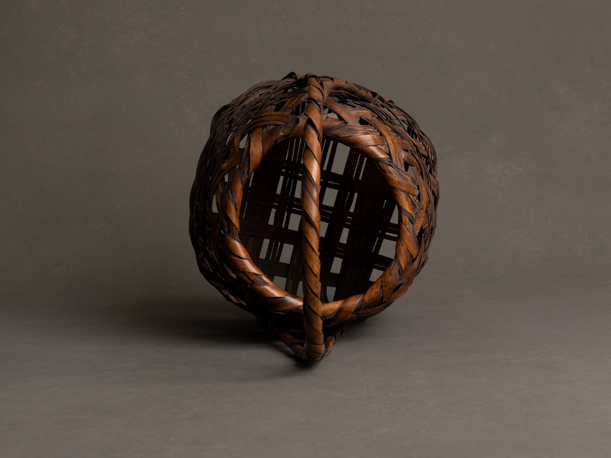 Hanakago, panier en bambou madake pour l'ikebana, Japon (Ère Taishō / début Shōwa)..Huge signed Hanakago Ikebana madake bamboo basket, Japan (Taishō era / early Shōwa era)
