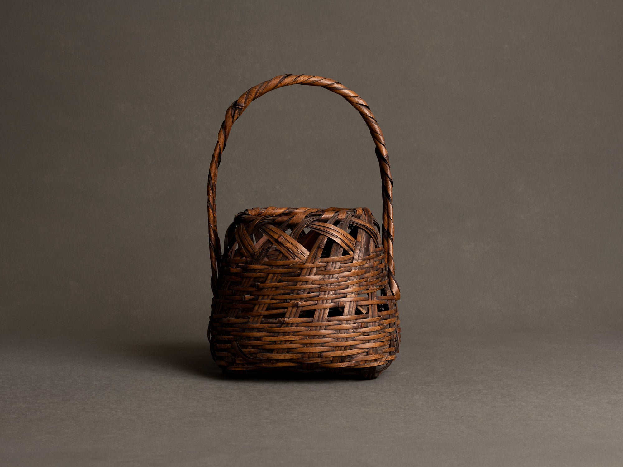 Hanakago, panier en bambou madake pour l'ikebana, Japon (Ère Taishō / début Shōwa)..Huge signed Hanakago Ikebana madake bamboo basket, Japan (Taishō era / early Shōwa era)
