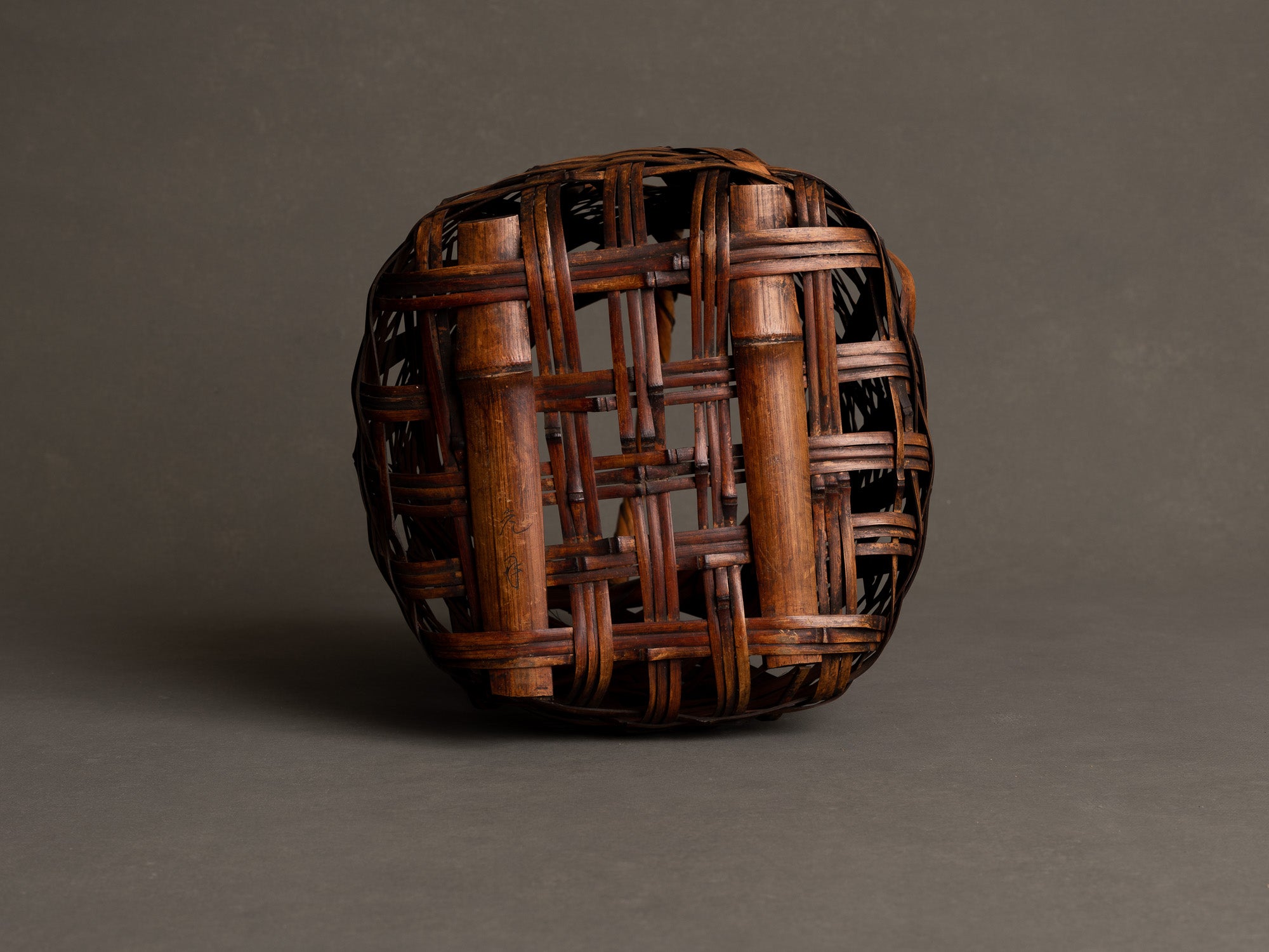 Hanakago, panier en bambou madake pour l'ikebana, Japon (Ère Taishō / début Shōwa)..Huge signed Hanakago Ikebana madake bamboo basket, Japan (Taishō era / early Shōwa era)