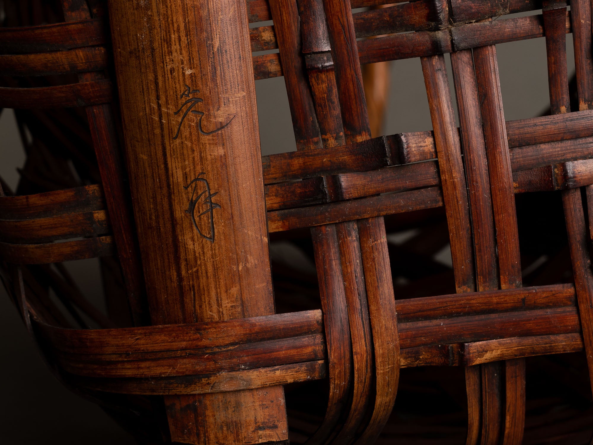 Hanakago, panier en bambou madake pour l'ikebana, Japon (Ère Taishō / début Shōwa)..Huge signed Hanakago Ikebana madake bamboo basket, Japan (Taishō era / early Shōwa era)