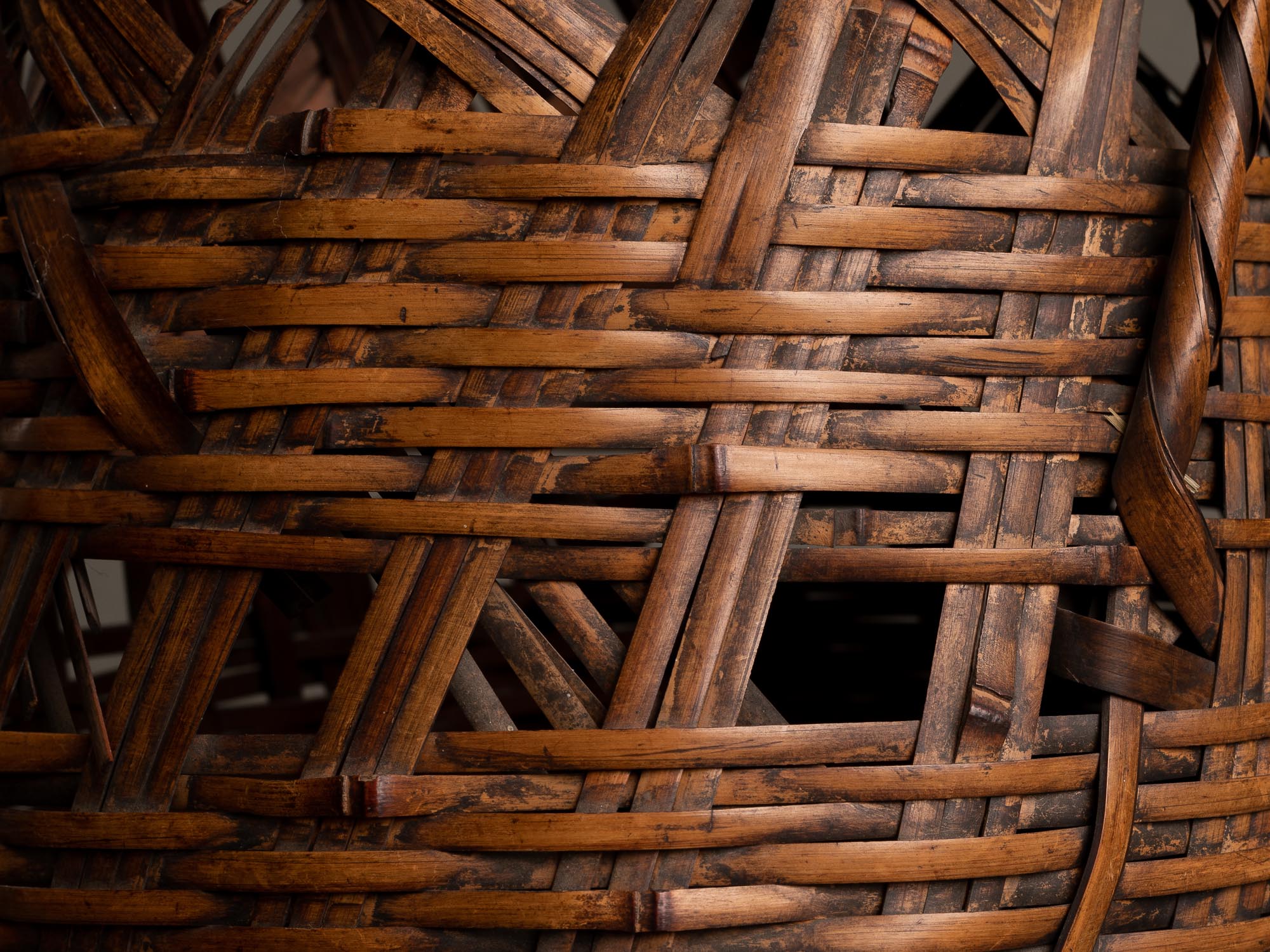 Hanakago, panier en bambou madake pour l'ikebana, Japon (Ère Taishō / début Shōwa)..Huge signed Hanakago Ikebana madake bamboo basket, Japan (Taishō era / early Shōwa era)