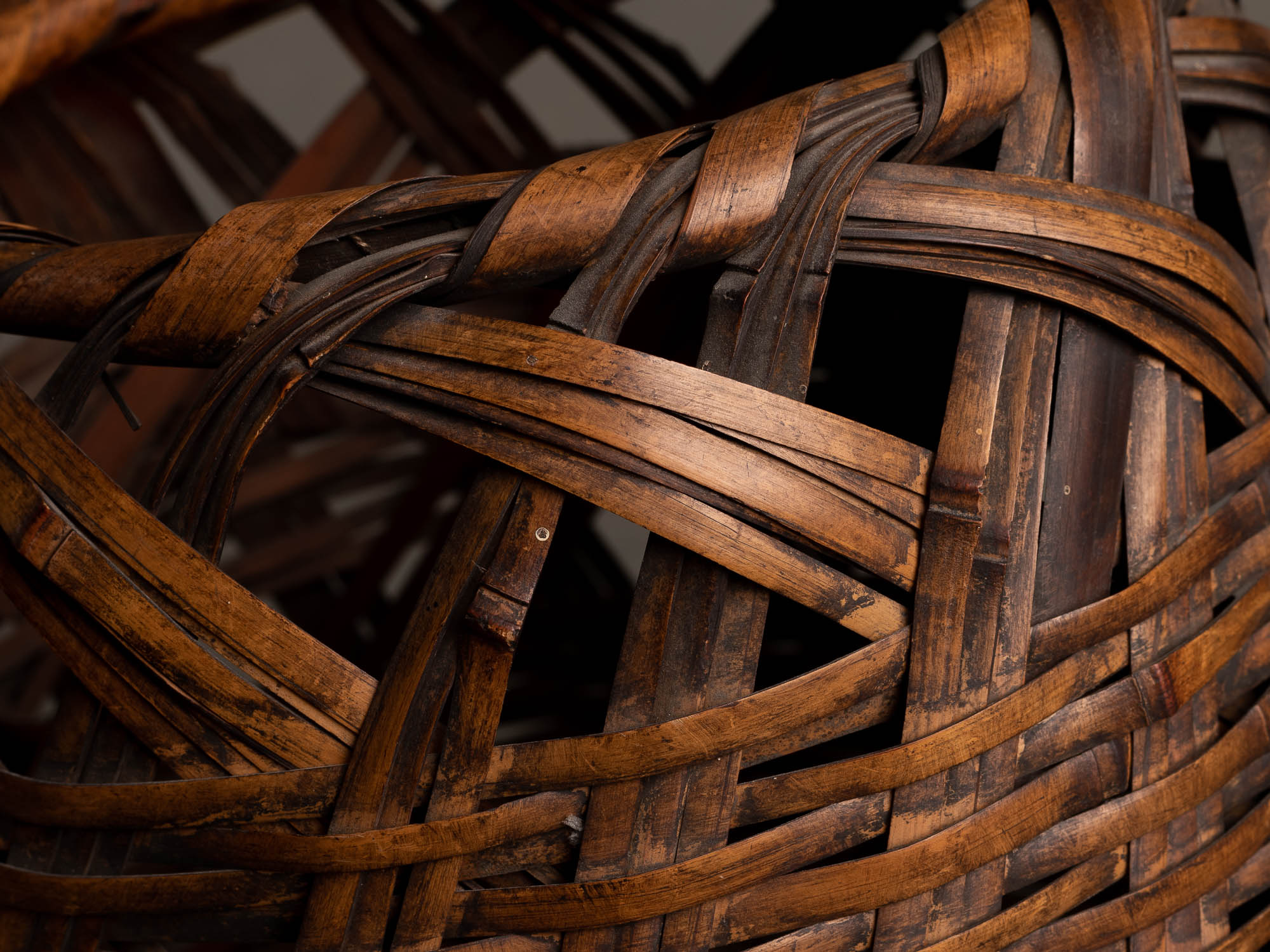Hanakago, panier en bambou madake pour l'ikebana, Japon (Ère Taishō / début Shōwa)..Huge signed Hanakago Ikebana madake bamboo basket, Japan (Taishō era / early Shōwa era)