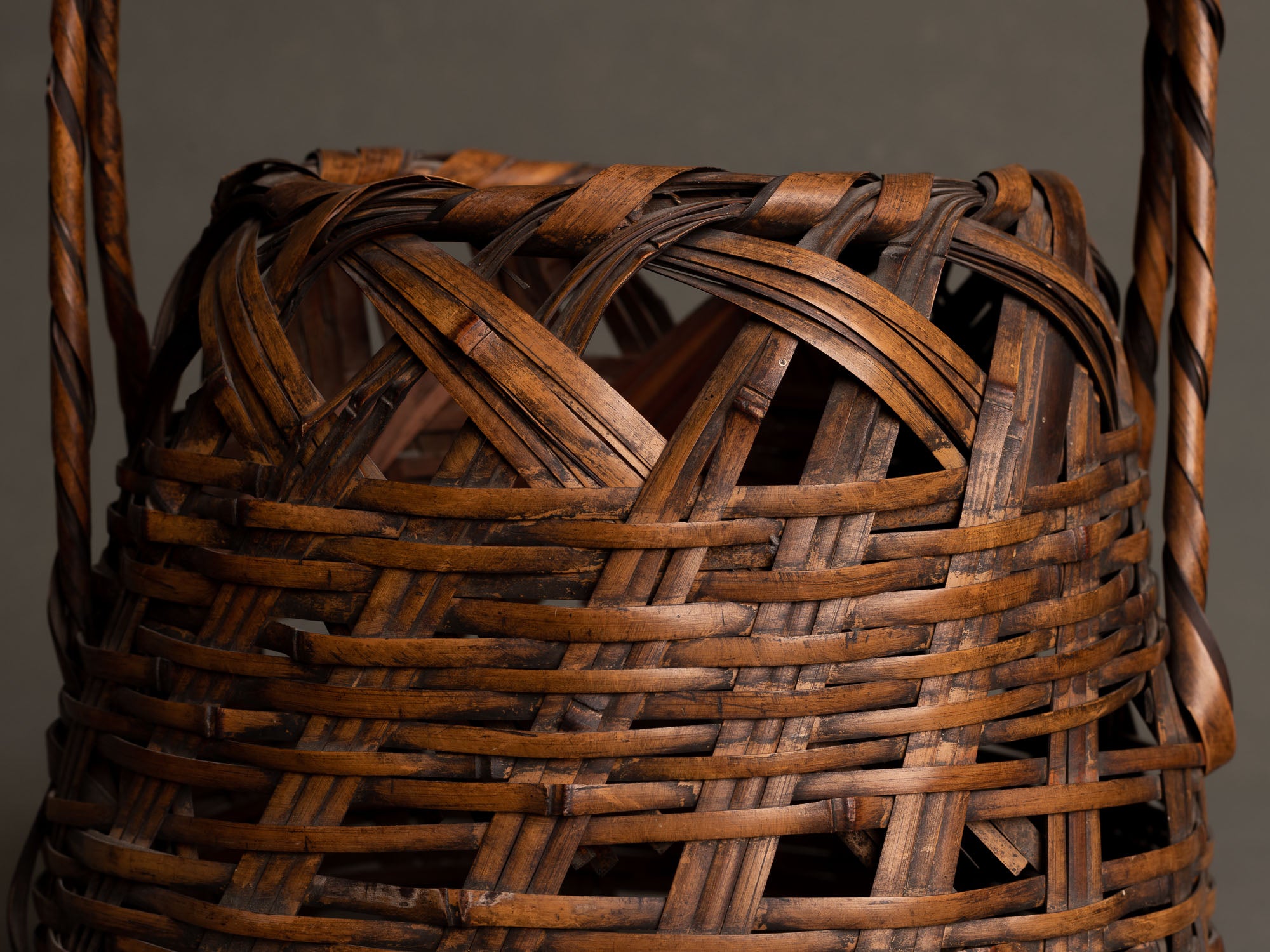 Hanakago, panier en bambou madake pour l'ikebana, Japon (Ère Taishō / début Shōwa)..Huge signed Hanakago Ikebana madake bamboo basket, Japan (Taishō era / early Shōwa era)
