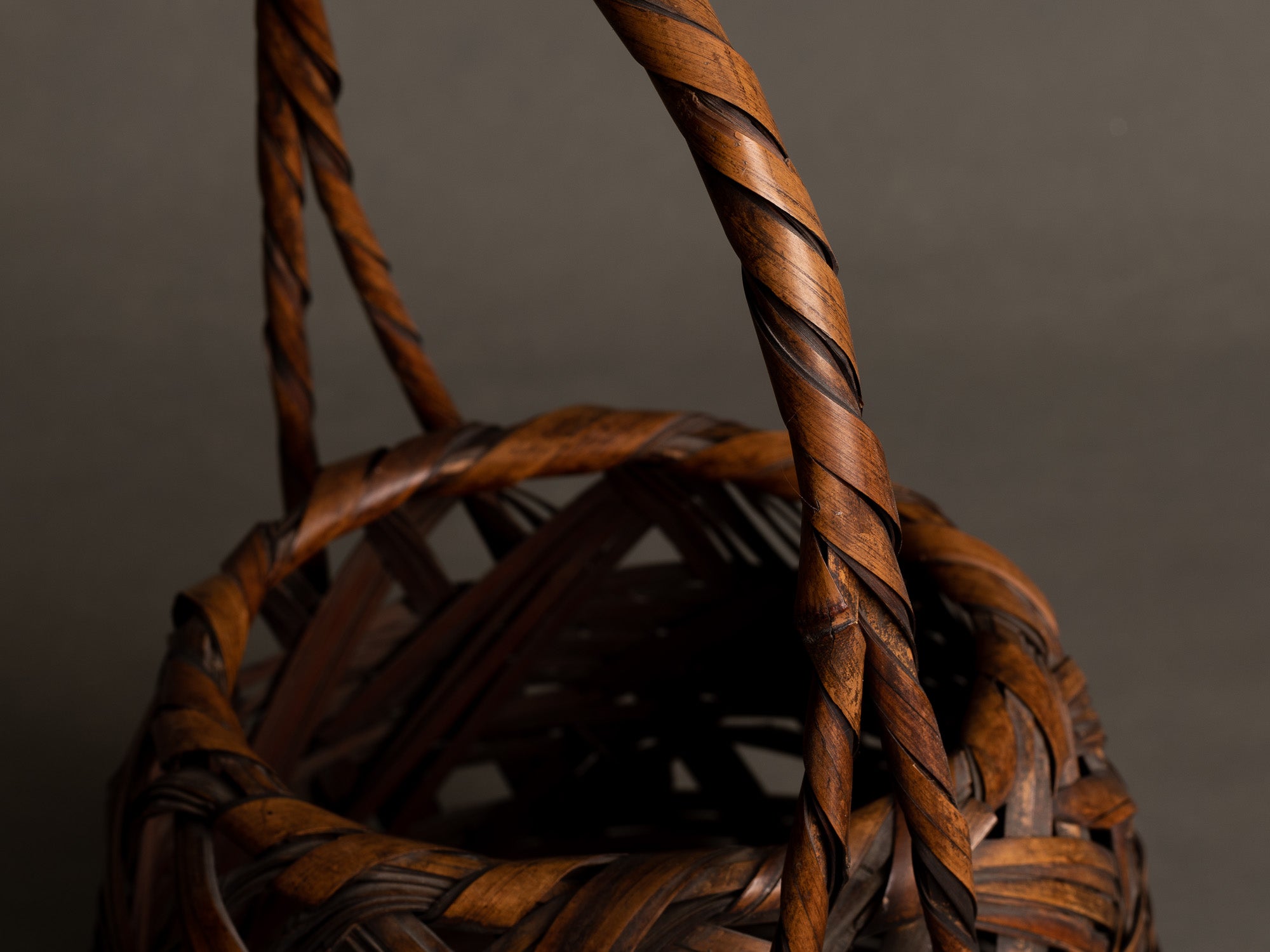Hanakago, panier en bambou madake pour l'ikebana, Japon (Ère Taishō / début Shōwa)..Huge signed Hanakago Ikebana madake bamboo basket, Japan (Taishō era / early Shōwa era)
