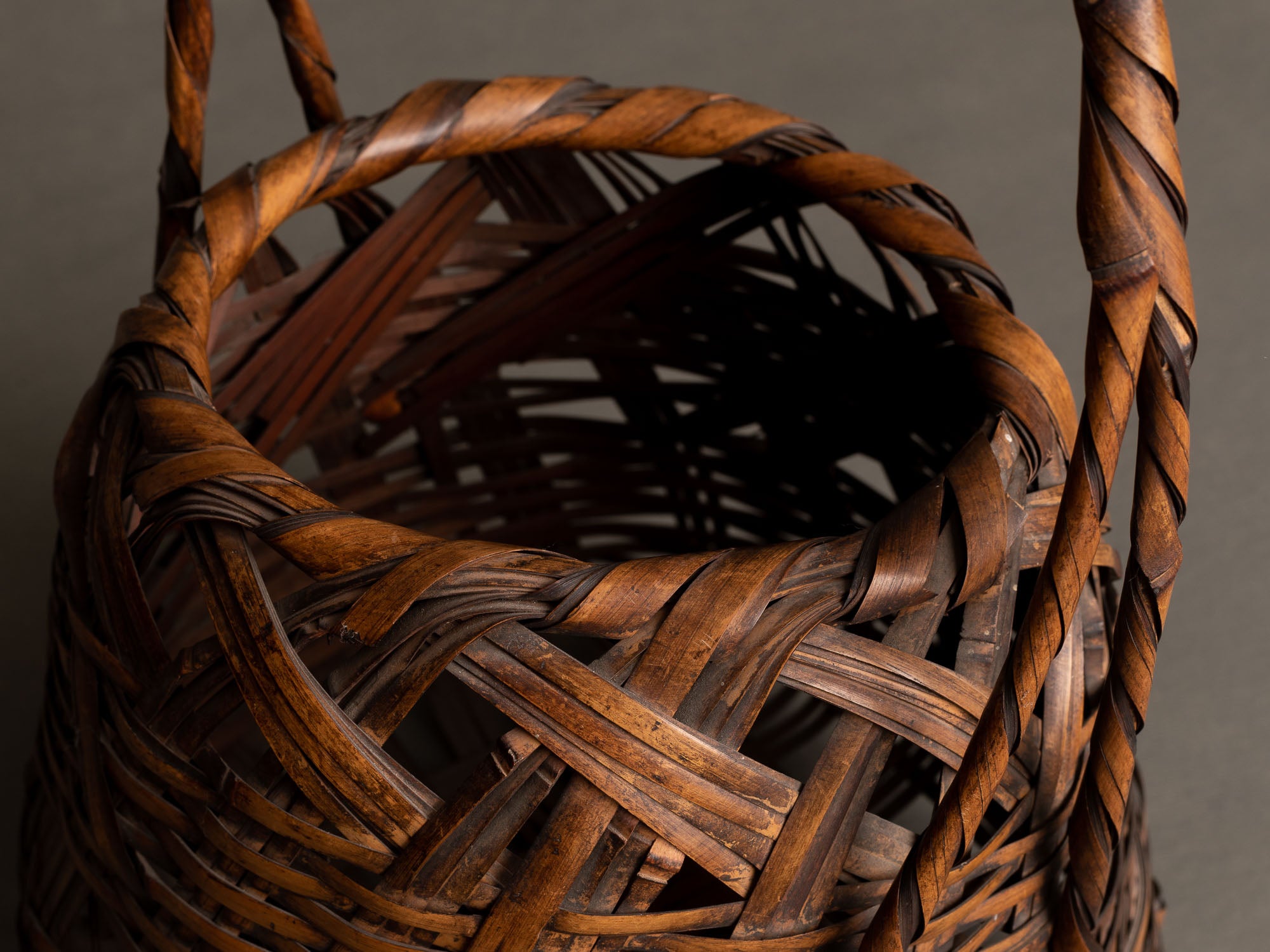 Hanakago, panier en bambou madake pour l'ikebana, Japon (Ère Taishō / début Shōwa)..Huge signed Hanakago Ikebana madake bamboo basket, Japan (Taishō era / early Shōwa era)