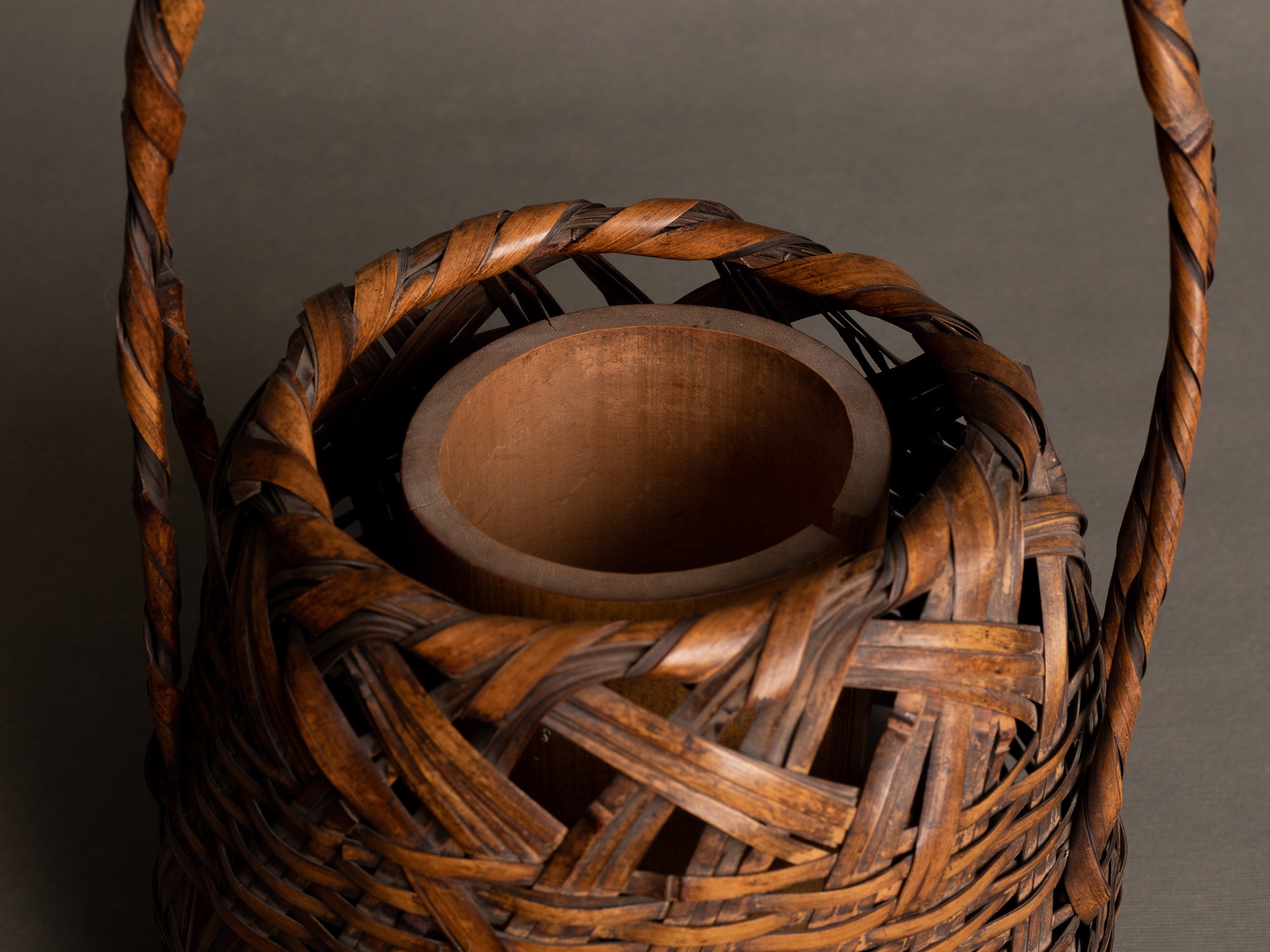 Hanakago, panier en bambou madake pour l'ikebana, Japon (Ère Taishō / début Shōwa)..Huge signed Hanakago Ikebana madake bamboo basket, Japan (Taishō era / early Shōwa era)