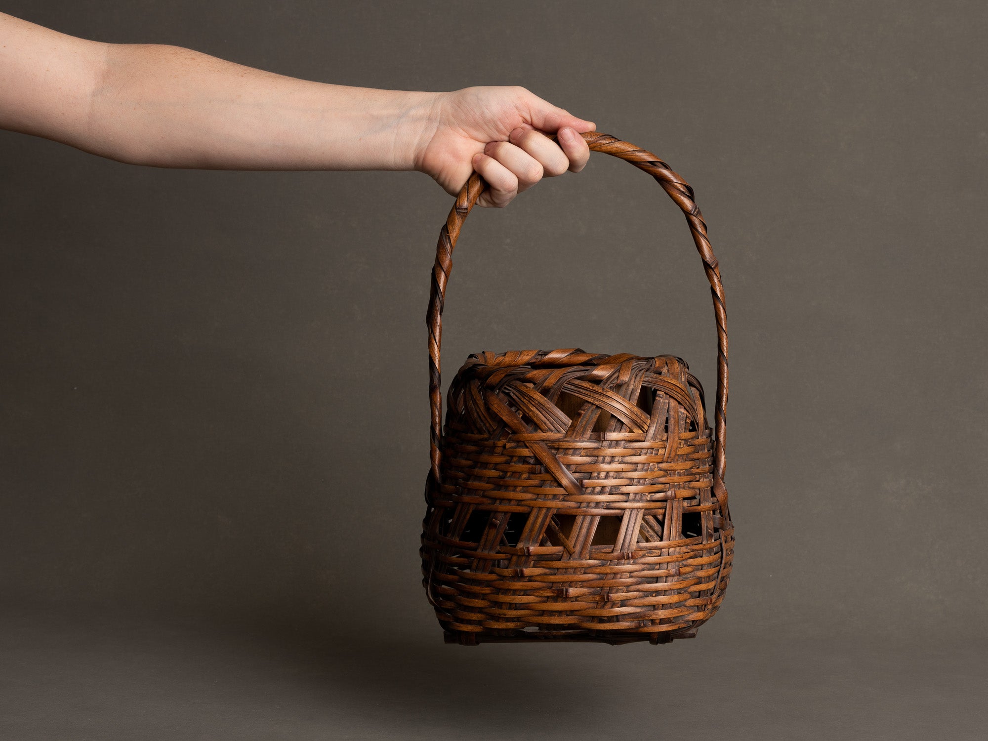 Hanakago, panier en bambou madake pour l'ikebana, Japon (Ère Taishō / début Shōwa)..Huge signed Hanakago Ikebana madake bamboo basket, Japan (Taishō era / early Shōwa era)