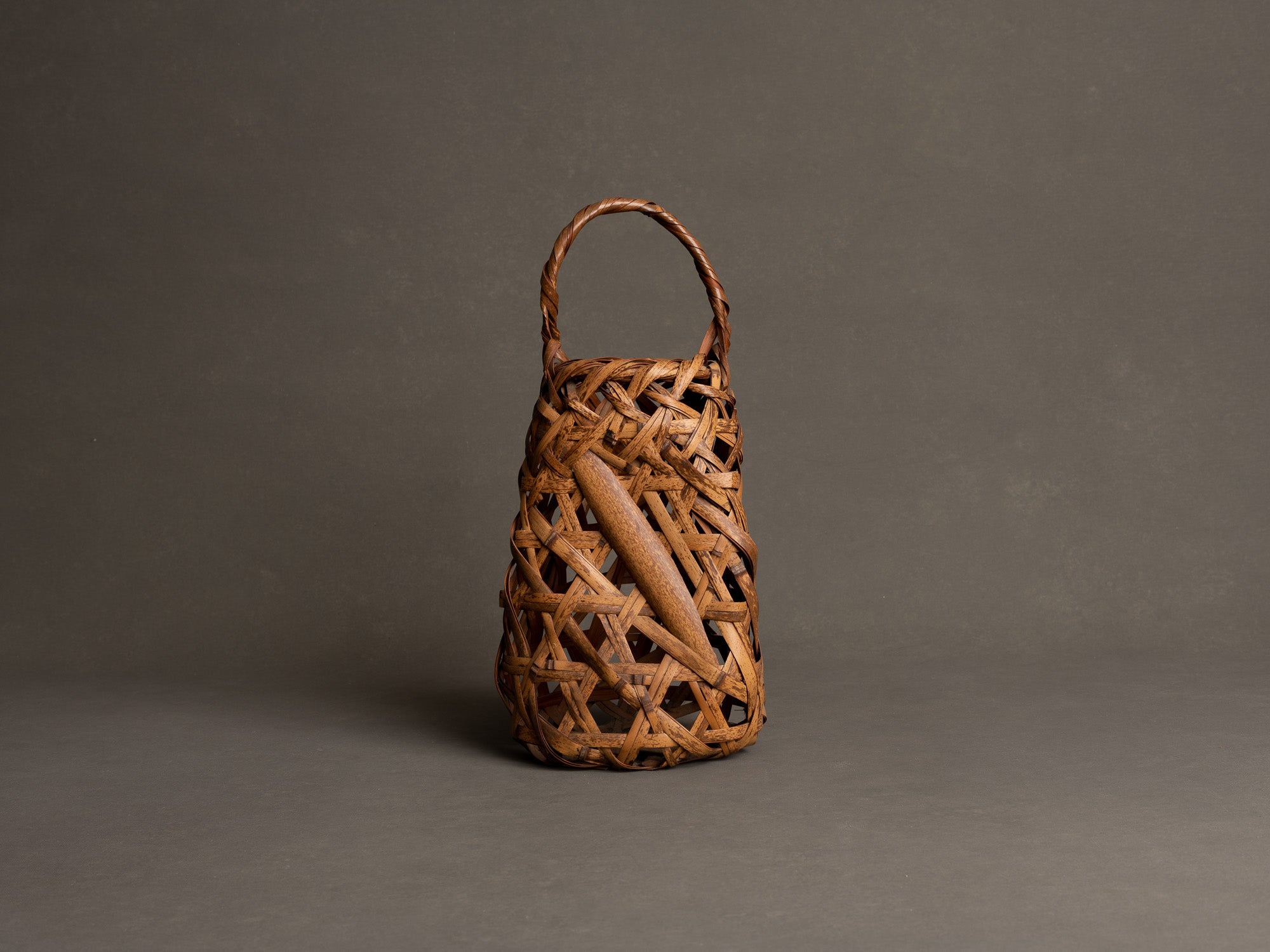 Hanakago, Panier en bambou shichiku pour l'ikebana, Japon (Ère Shōwa)..Free form Hanakago Ikebana shichiku bamboo basket, Japan (Shōwa era)