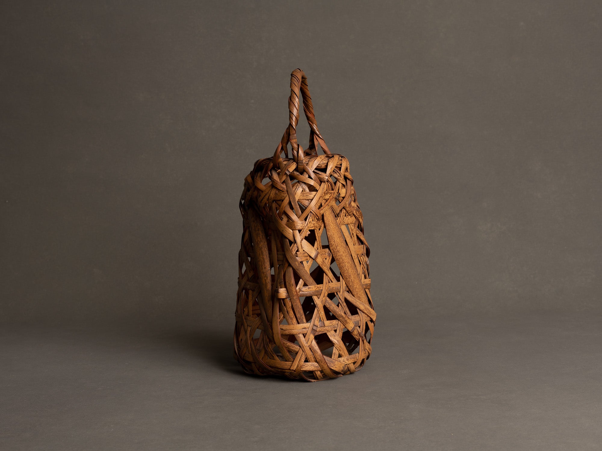 Hanakago, Panier en bambou shichiku pour l'ikebana, Japon (Ère Shōwa)..Free form Hanakago Ikebana shichiku bamboo basket, Japan (Shōwa era)