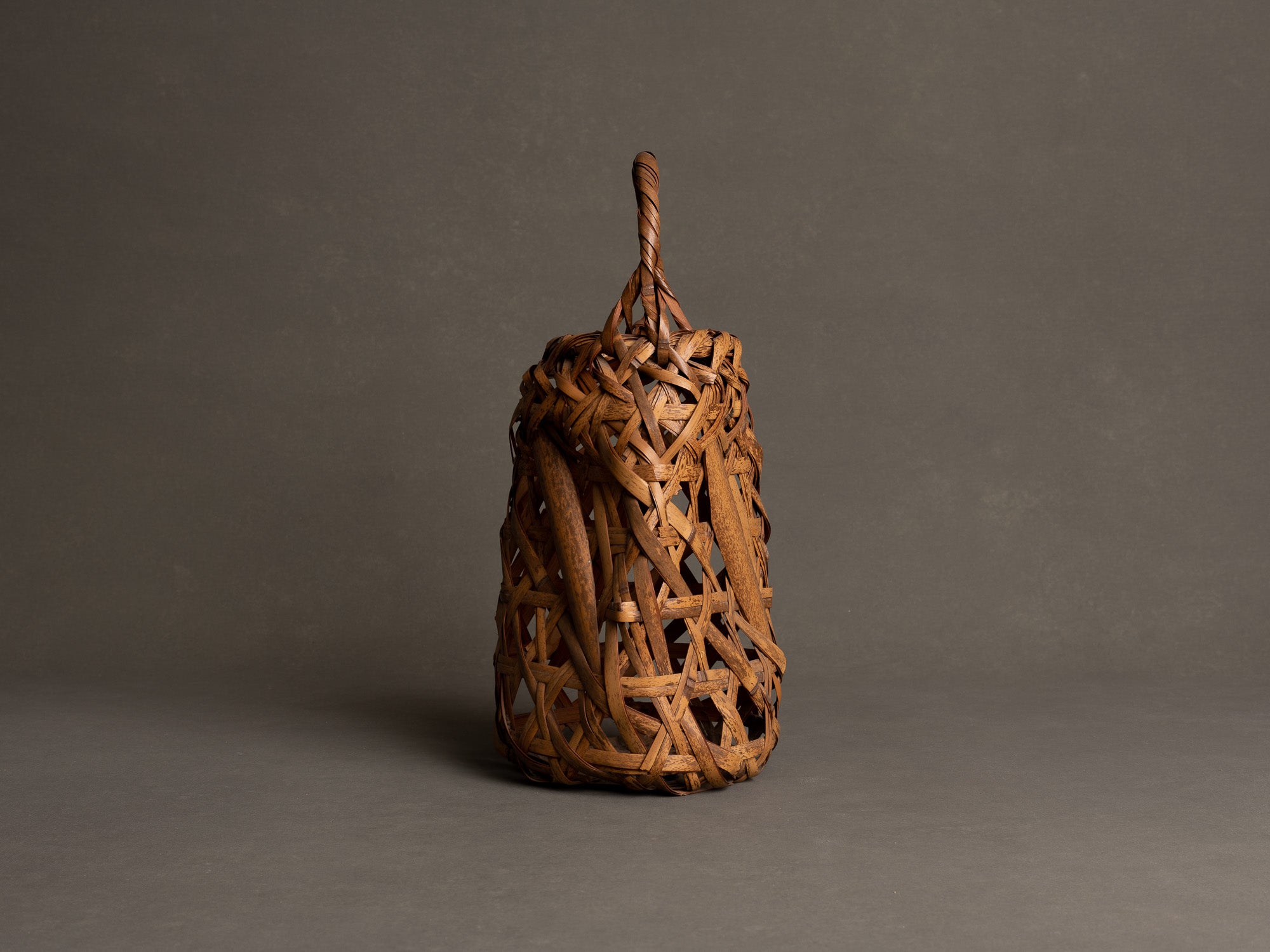 Hanakago, Panier en bambou shichiku pour l'ikebana, Japon (Ère Shōwa)..Free form Hanakago Ikebana shichiku bamboo basket, Japan (Shōwa era)