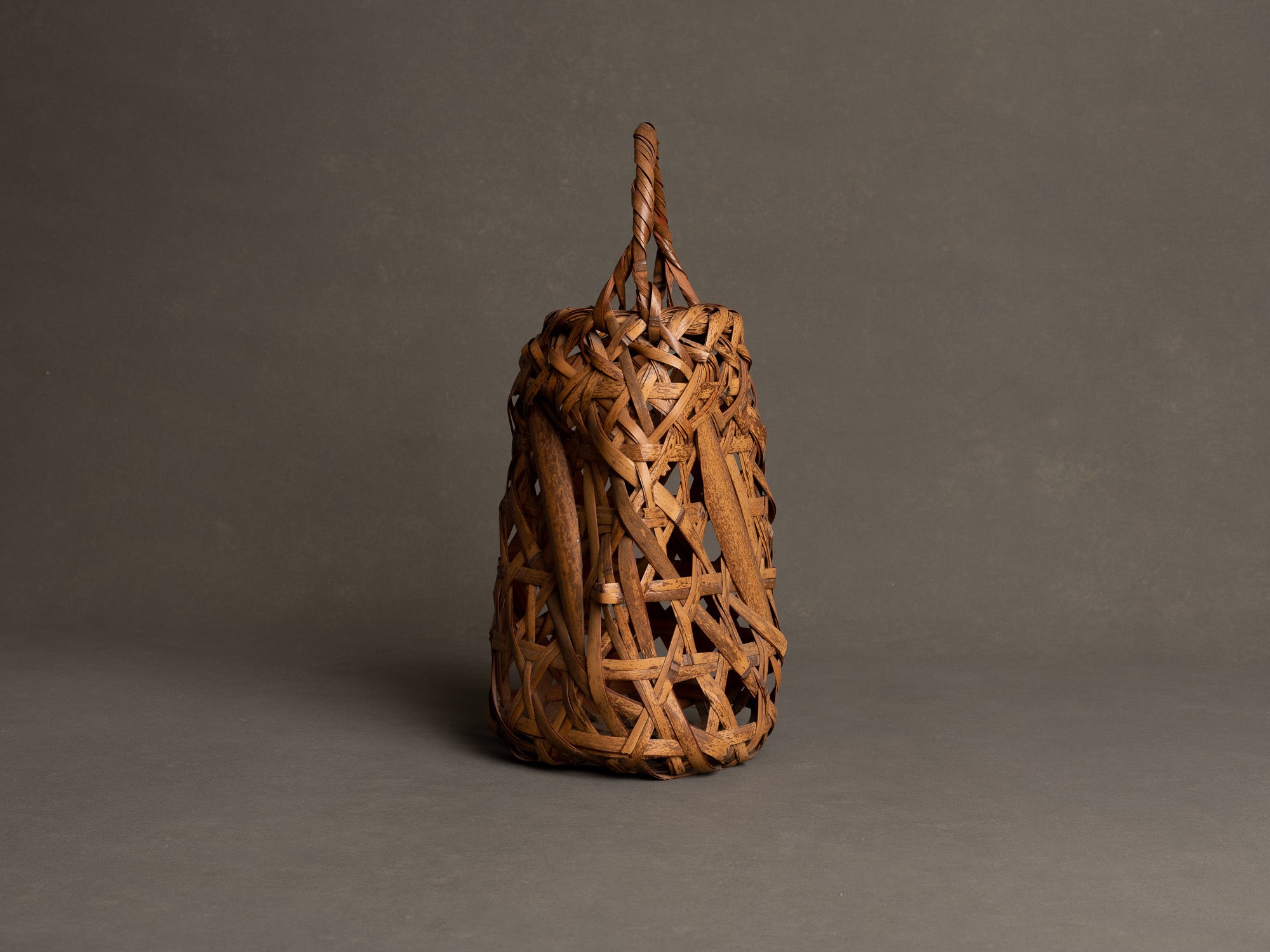 Hanakago, Panier en bambou shichiku pour l'ikebana, Japon (Ère Shōwa)..Free form Hanakago Ikebana shichiku bamboo basket, Japan (Shōwa era)