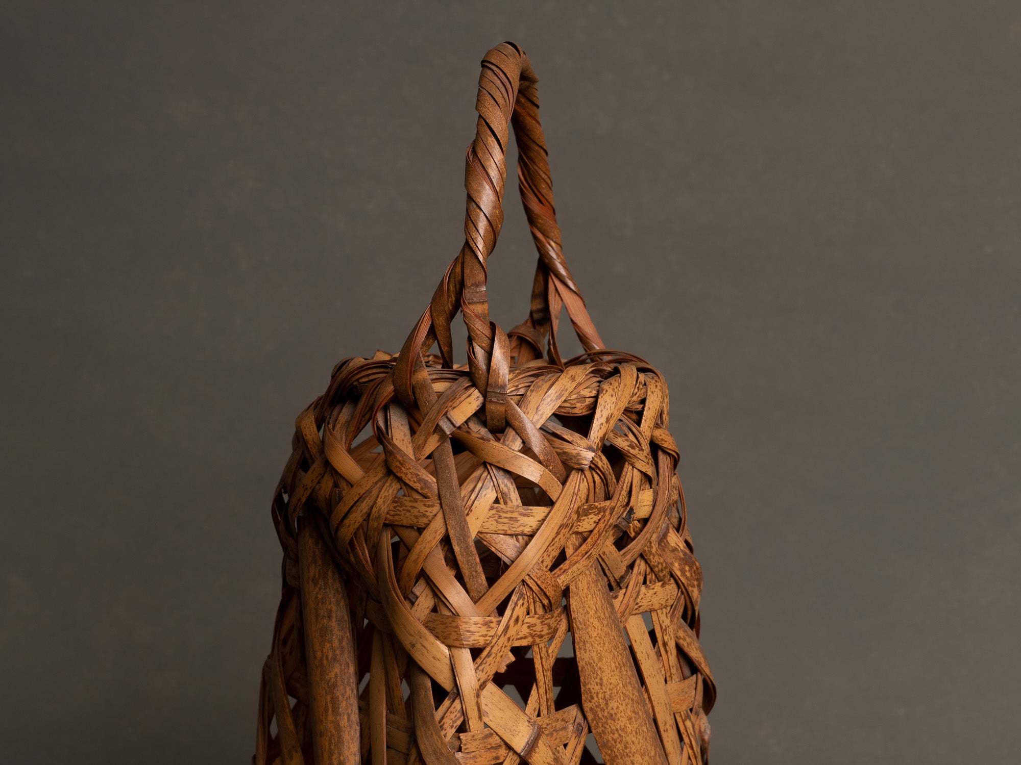 Hanakago, Panier en bambou shichiku pour l'ikebana, Japon (Ère Shōwa)..Free form Hanakago Ikebana shichiku bamboo basket, Japan (Shōwa era)