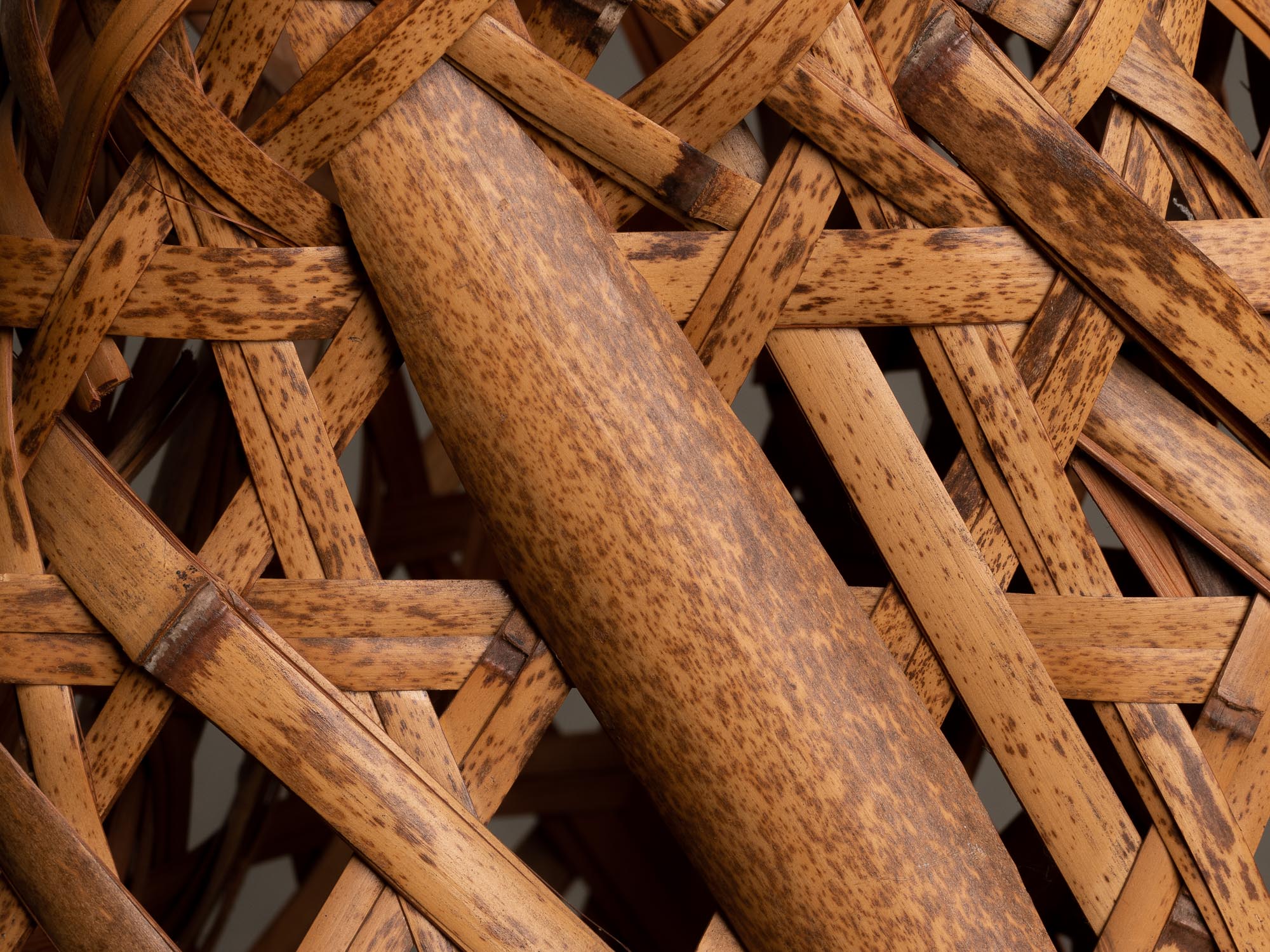 Hanakago, Panier en bambou shichiku pour l'ikebana, Japon (Ère Shōwa)..Free form Hanakago Ikebana shichiku bamboo basket, Japan (Shōwa era)