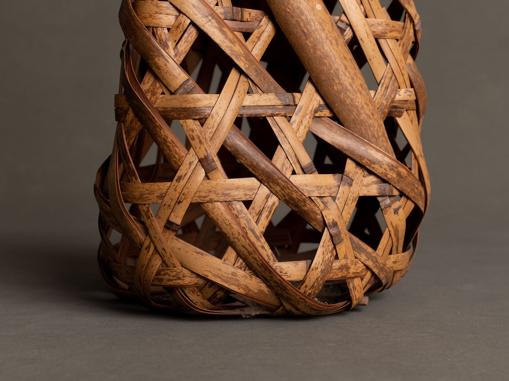 Hanakago, Panier en bambou shichiku pour l'ikebana, Japon (Ère Shōwa)..Free form Hanakago Ikebana shichiku bamboo basket, Japan (Shōwa era)