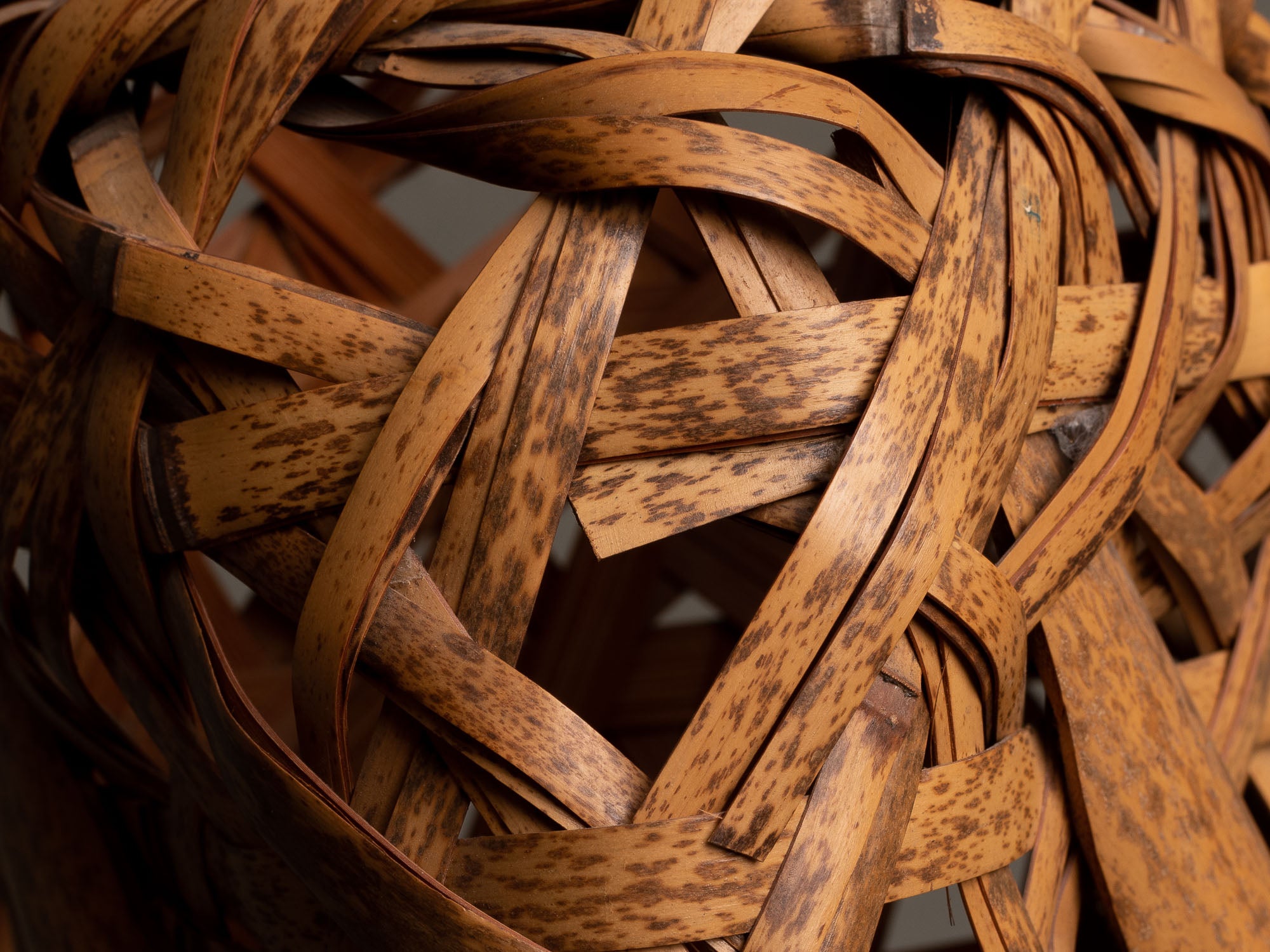 Hanakago, Panier en bambou shichiku pour l'ikebana, Japon (Ère Shōwa)..Free form Hanakago Ikebana shichiku bamboo basket, Japan (Shōwa era)